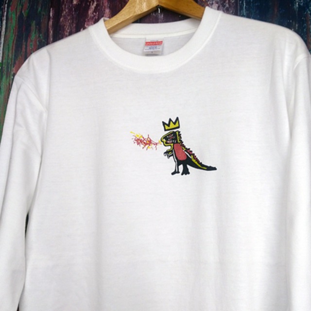 バスキア クラウン恐竜 長袖 白色 Tシャツ 選べる3サイズ M L Xl 送料無料 ネコのコネ バスキア クラウン恐竜 長袖 白色 Tシャツ 選べる3サイズ M L Xl 送料無料 ネコのコネ