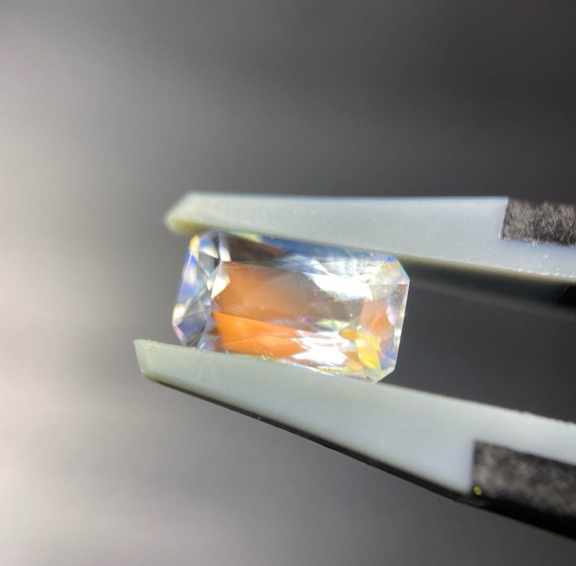 レインボームーンストーン 0.82ct 宝石 ルース | GCC.GEMS. レインボームーンストーン 0.82ct 宝石 ルース | GCC.GEMS.