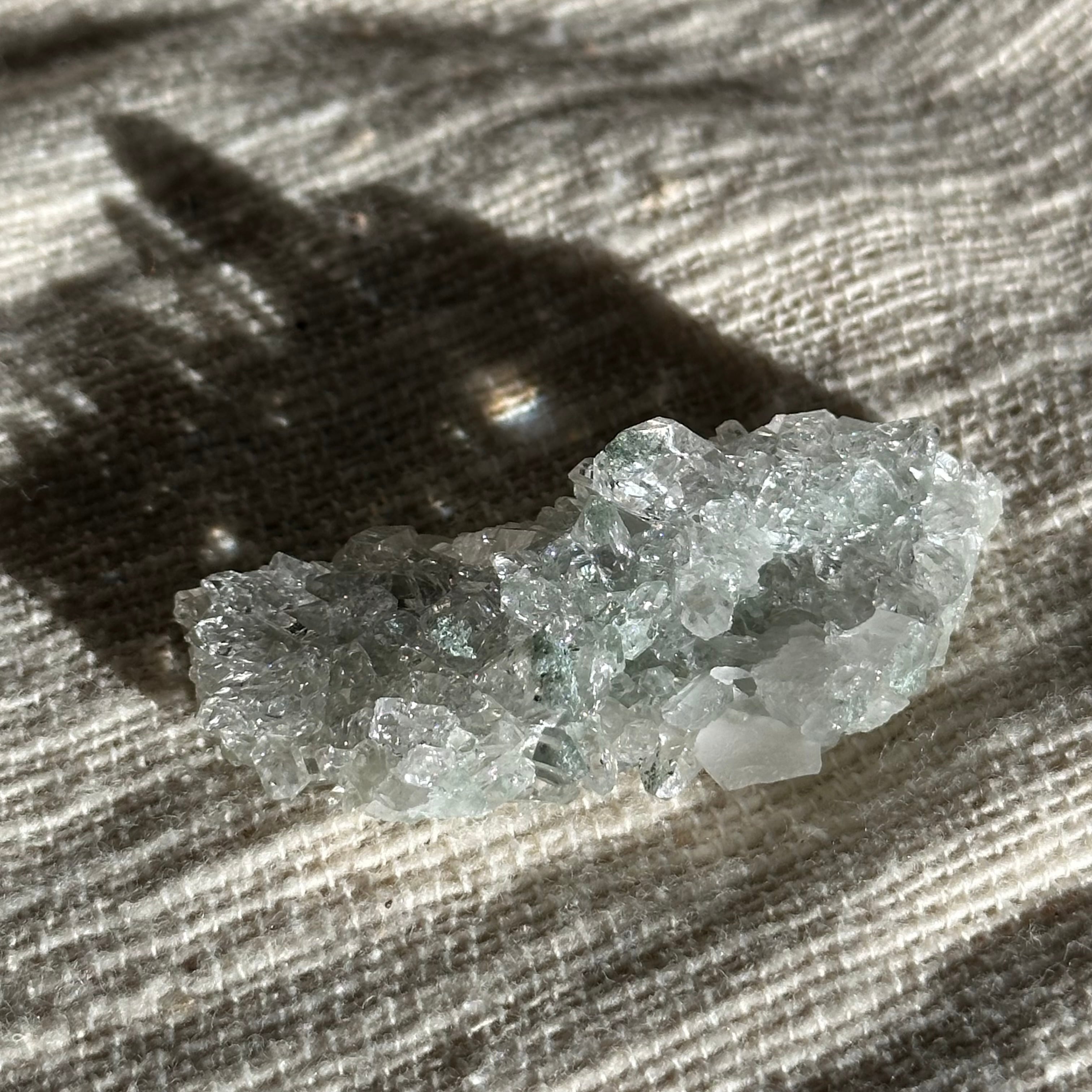 【匿名発送】マニハール産 クローライト付き水晶 手のひらサイズ【ヒマラヤ水晶｜マニハール産】クローライト付き 水晶