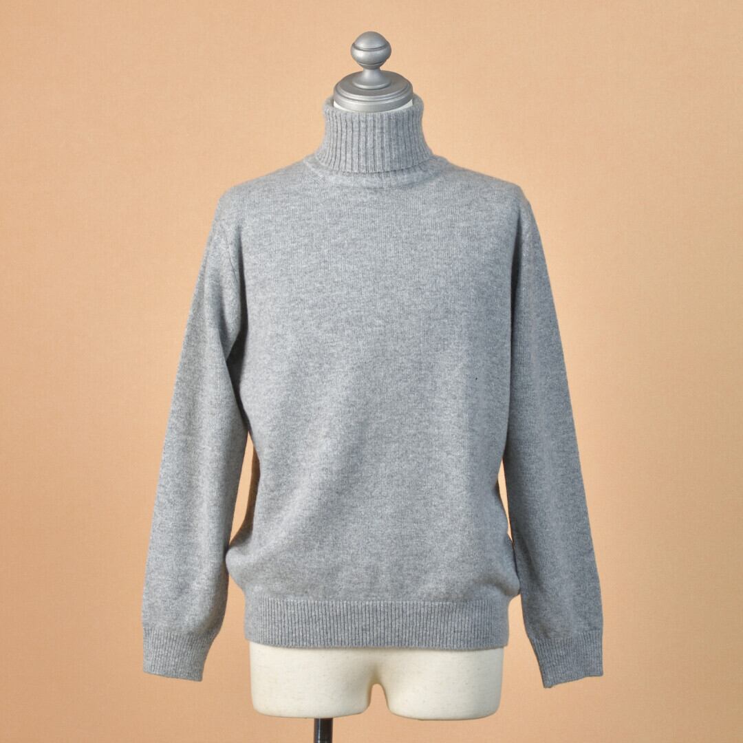 mooncastle ムーンキャッスル カシミア・シルク・ウールタートルネックセーター・ライトグレイ 柔らかいラムウールにカシミアとシルクをブレンドしたニットです【送料無料】