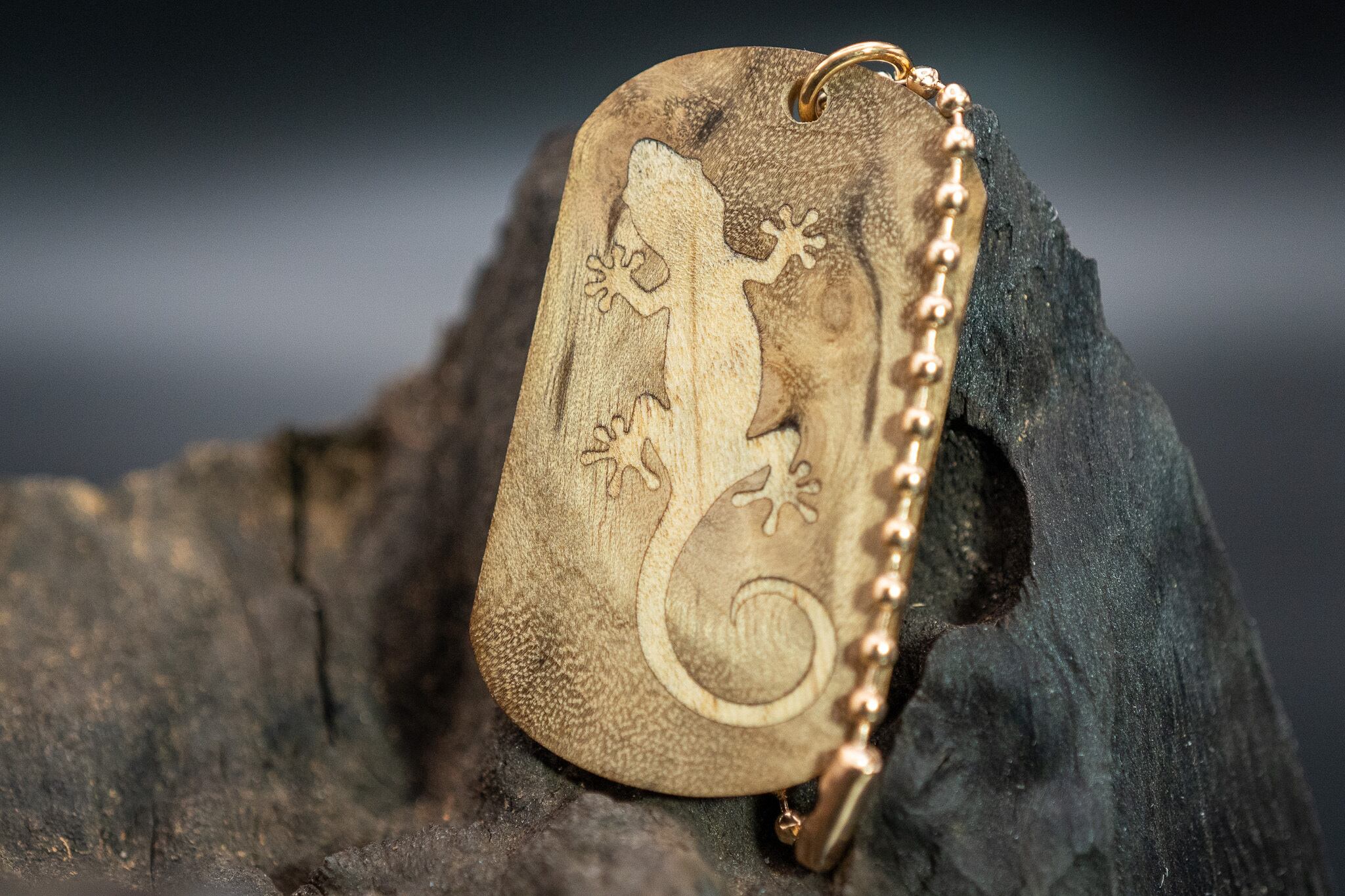 【 緻密な黄金の杢 】 マーブルウッド ドッグタグ 象嵌 木登りトカゲ