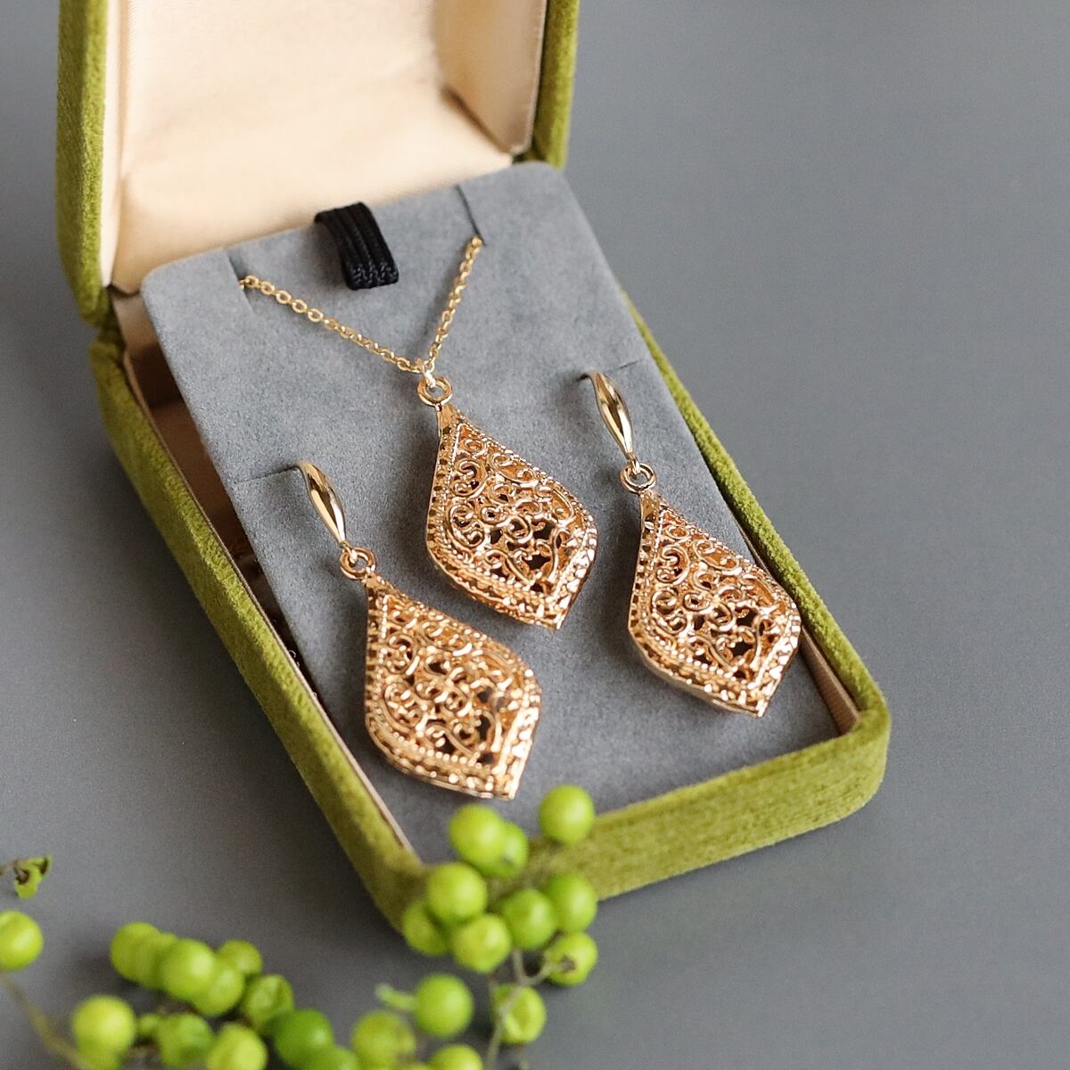 Arabesque 透かし模様の大ぶり雫ピアス｜18KGP｜ゴールド or シルバー