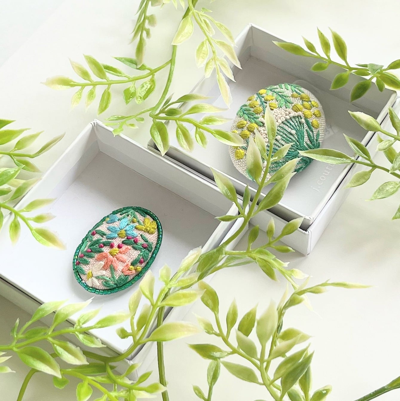 ビーズで飾った草花の小さな刺繍ブローチ【botanical】#252 | j.couture
