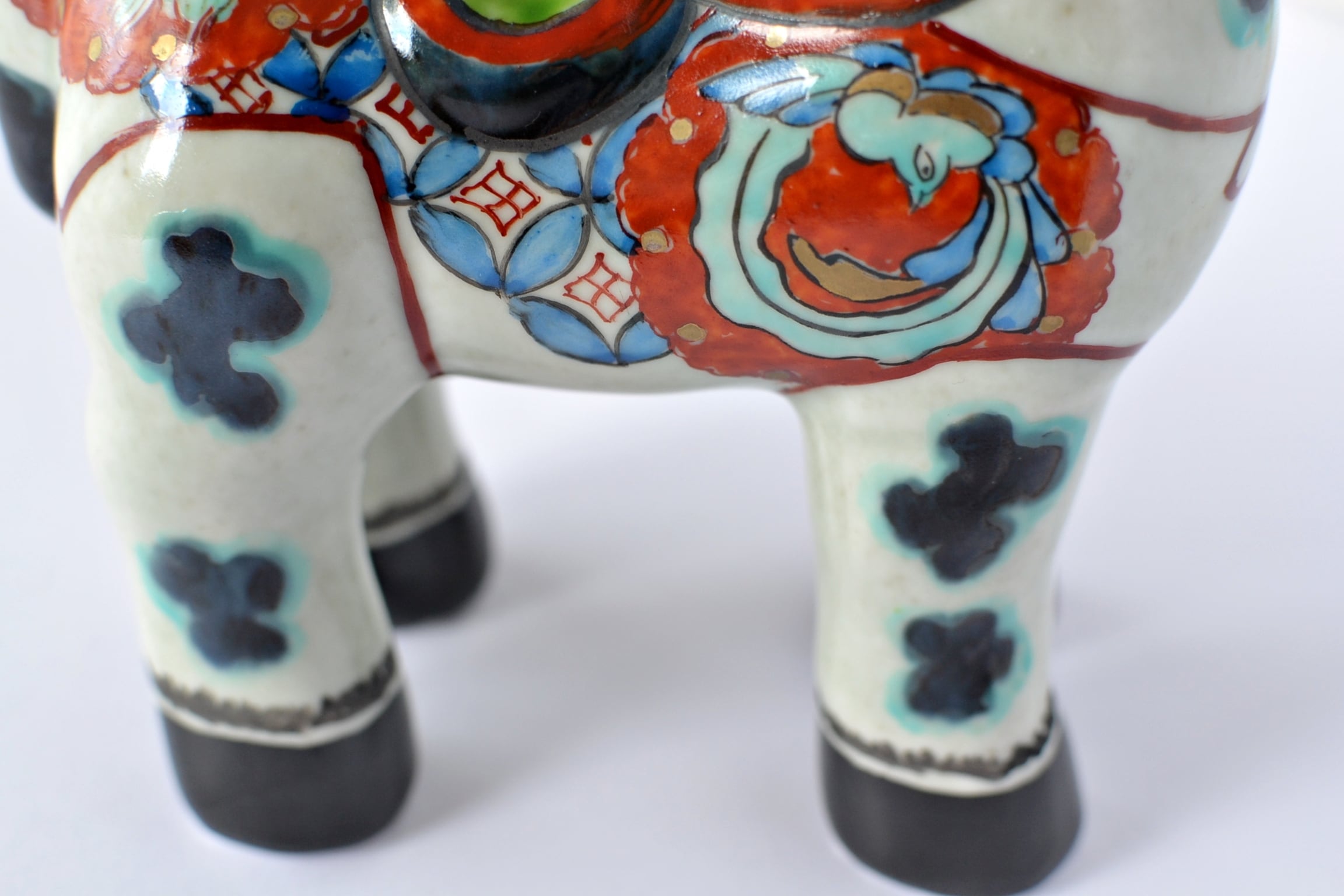 有田焼 手描き 染錦七宝雪輪紋馬 18.5cm | FUCHIGAMI TOJIKI 有田焼 手描き 染錦七宝雪輪紋馬 18.5cm | FUCHIGAMI TOJIKI