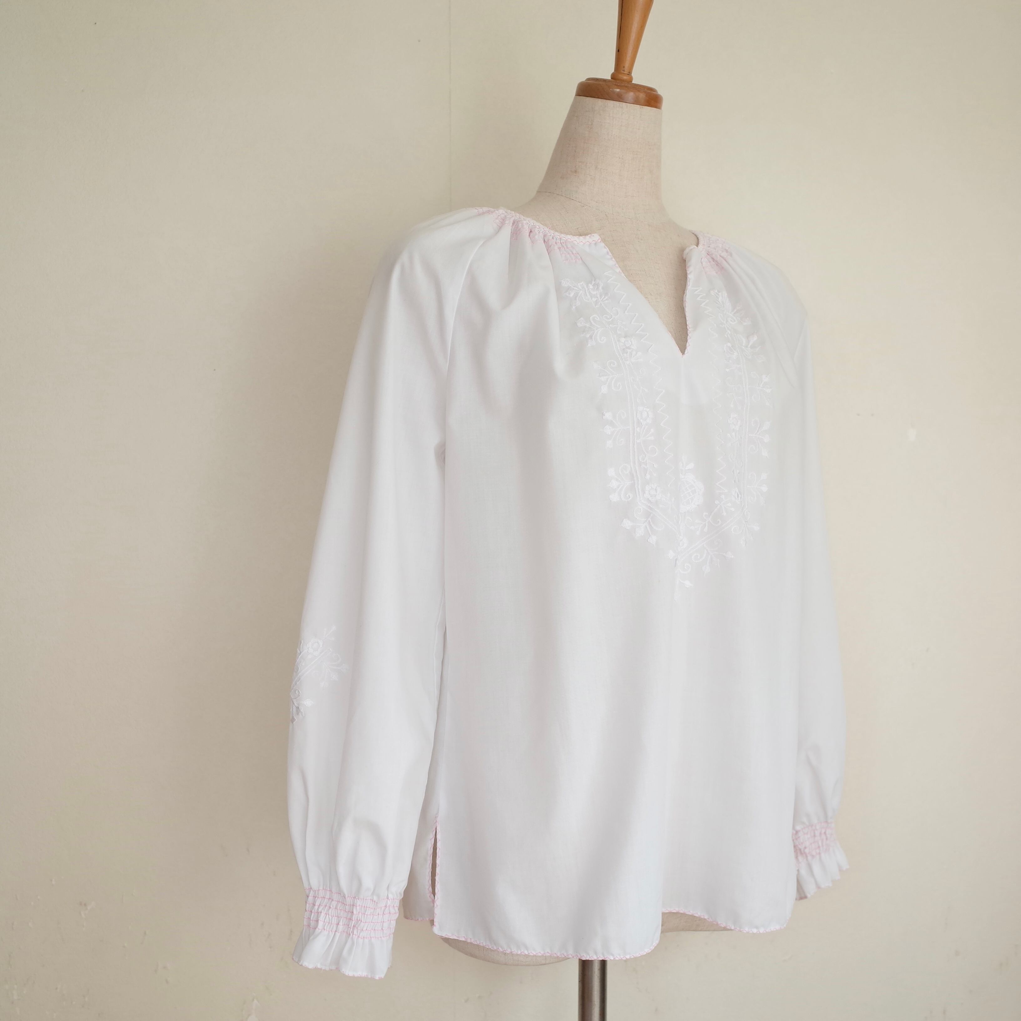 Embroidery tyrolean blouse