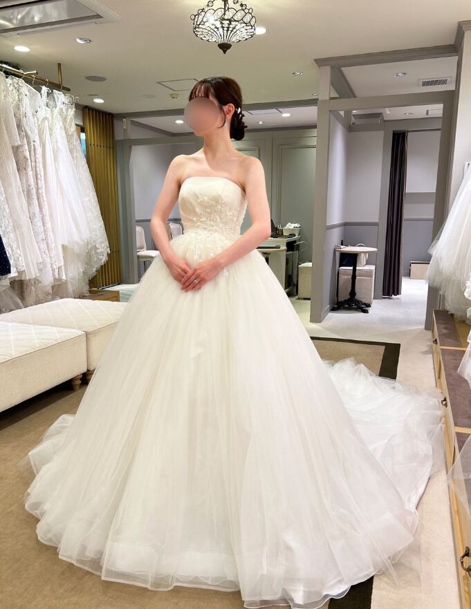 ウエディングドレス 取り外しオフショルダー キラキラ光る刺繍  