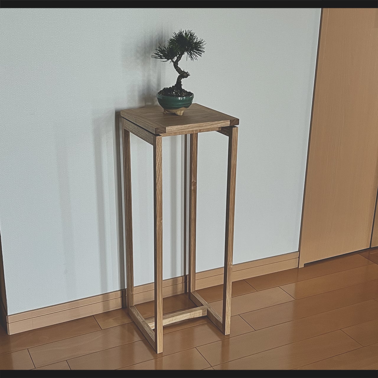 東京の無垢の杉のスツール／花瓶台-