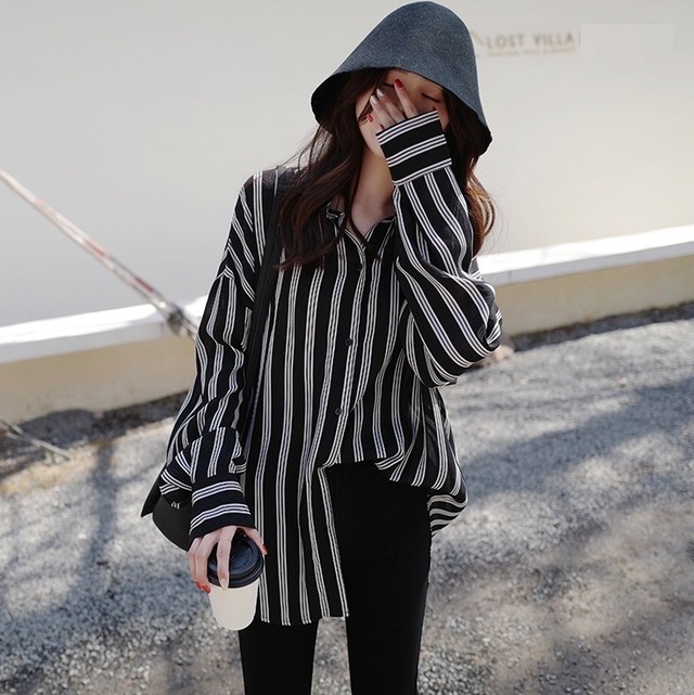 ストライプ柄 長袖 ルーズ シャツ トップス ミディアム丈 袖あり ドロップショルダー 襟付き 前開き かわいい 大人可愛い きれいめ カジュアル 大人 おしゃれ お洒落 大人女子 こなれ感 柄 ストライプ シマ 春 秋 10代 20代 レディース 通勤 学生 通学 デート お出かけ 女子会 休日 旅行 着回し 普段使い 重ね着 韓国 韓国系 オルチャン 大人カラー バイカラー ゆったり ゆる 大きいサイズ S M L XL 2XL 色展開 黒 ブラック ピンク