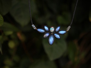 オーストラリア産ウッドオパール × レインボームーンストーン  flower