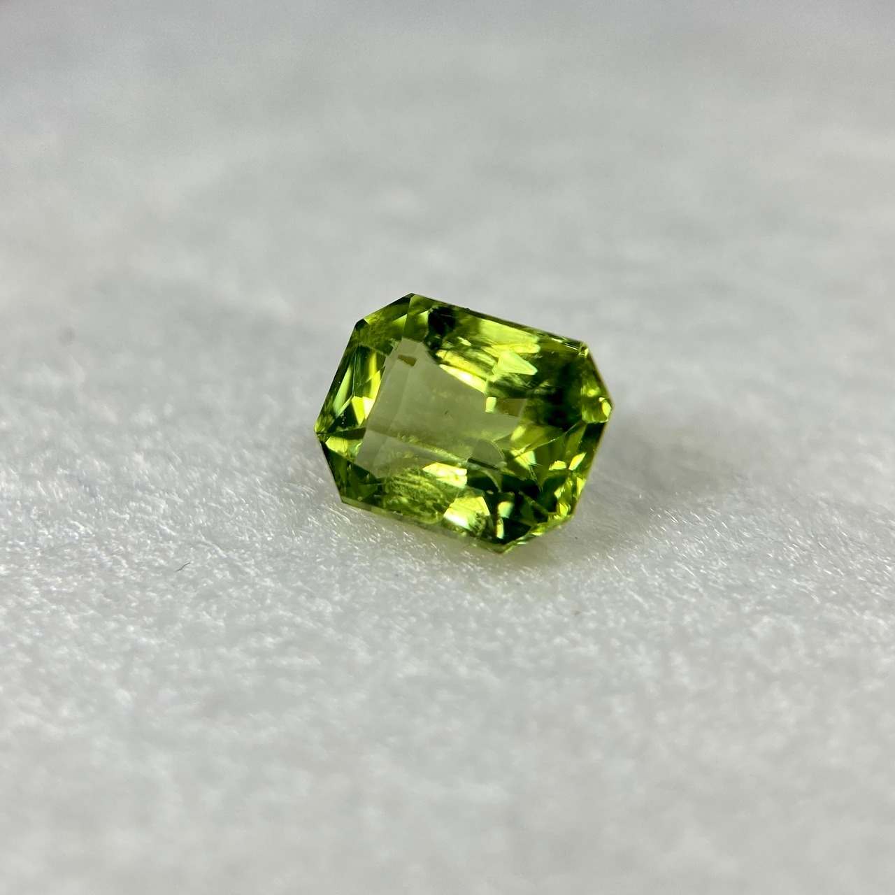 ペリドット 約0.65ct 約4.4*5.7mm H3.3mm r-0431