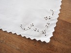 リネンナプキン　細かなスカラップとアイレット刺繍（B）薄シミ、やや毛羽立ちあり 画像4