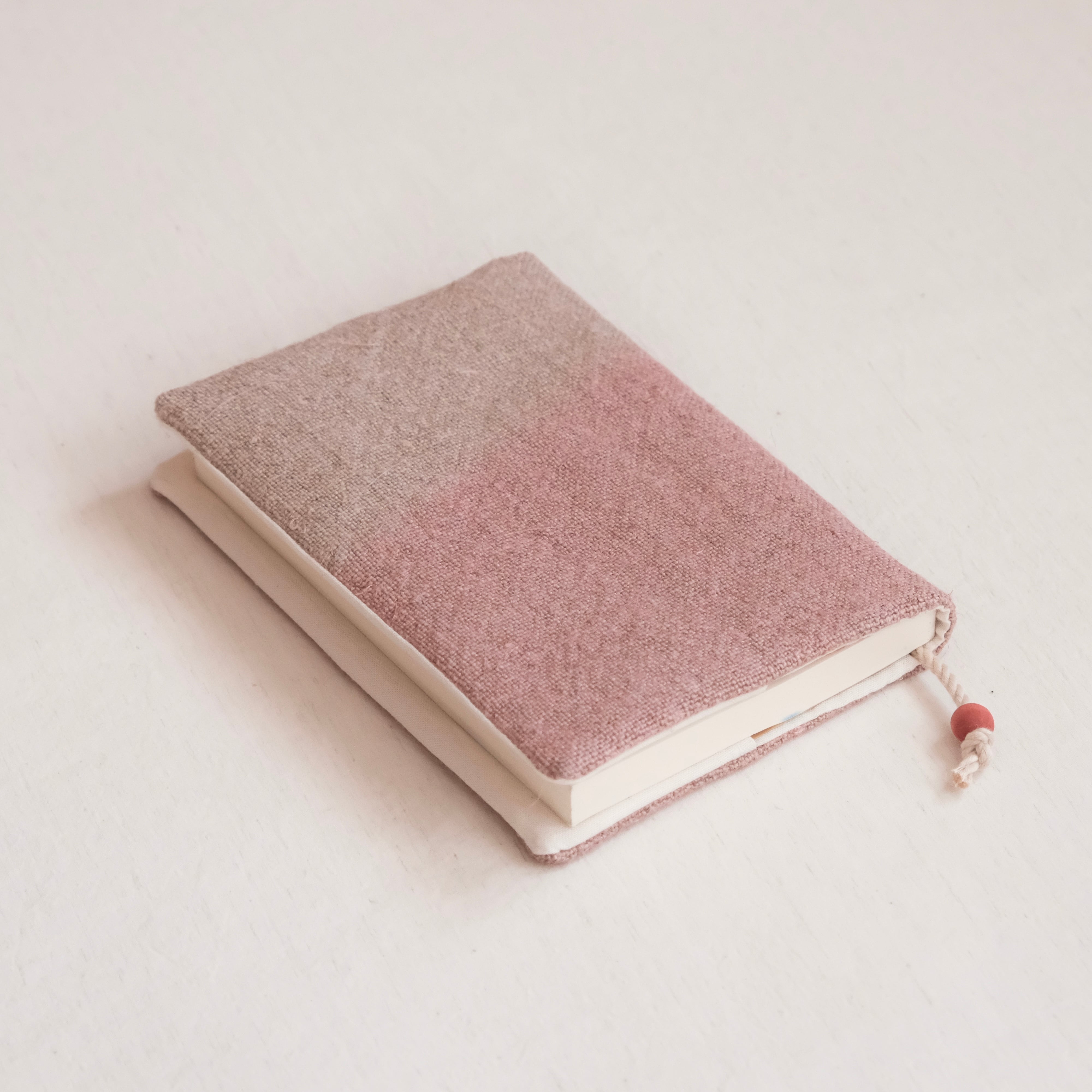 〈 桜と茜の染め 〉リネンのブックカバー