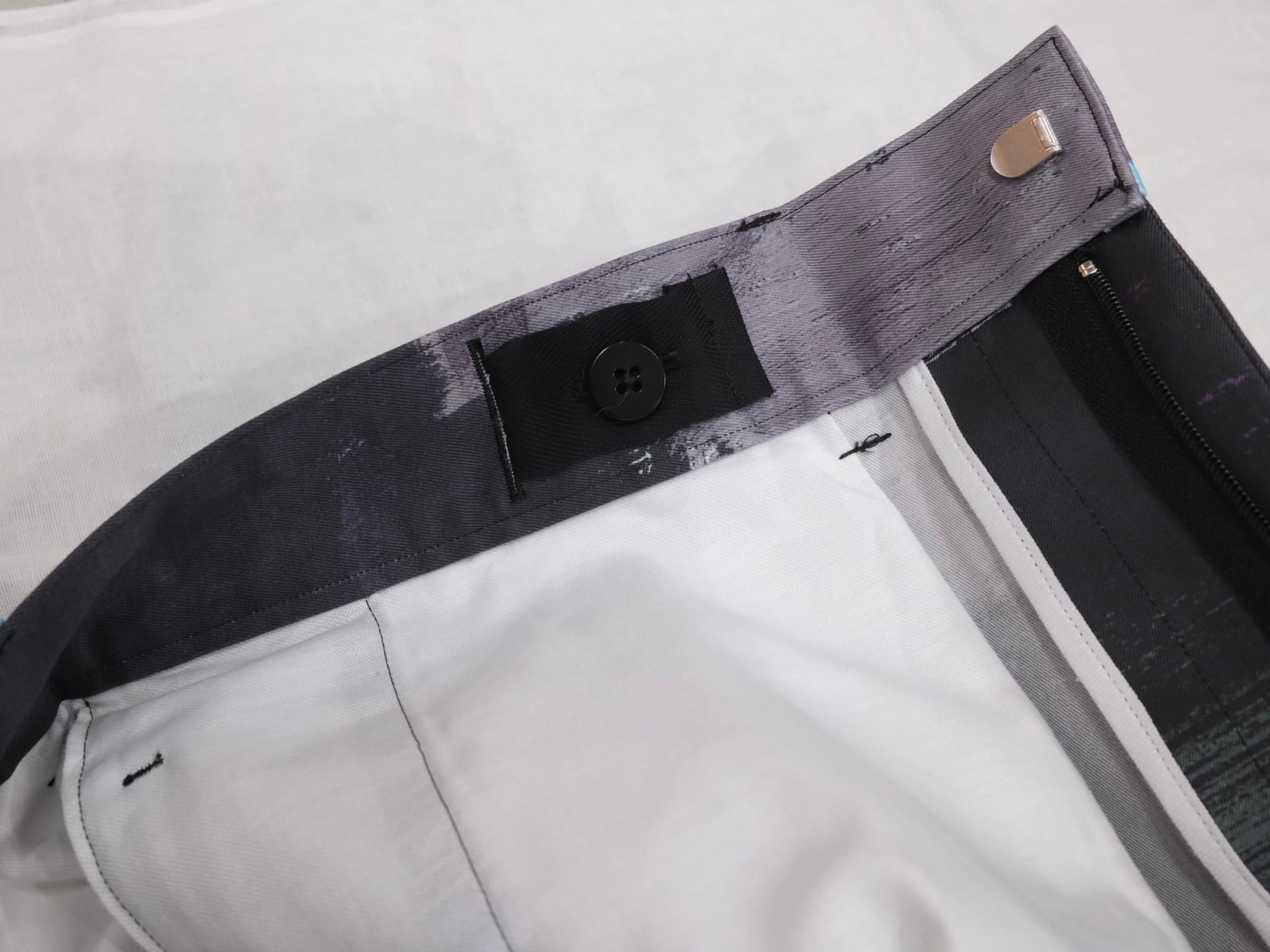 REVERBERATE” TACKED CHINO SHORTS - PATTERN - STANDARD DARK