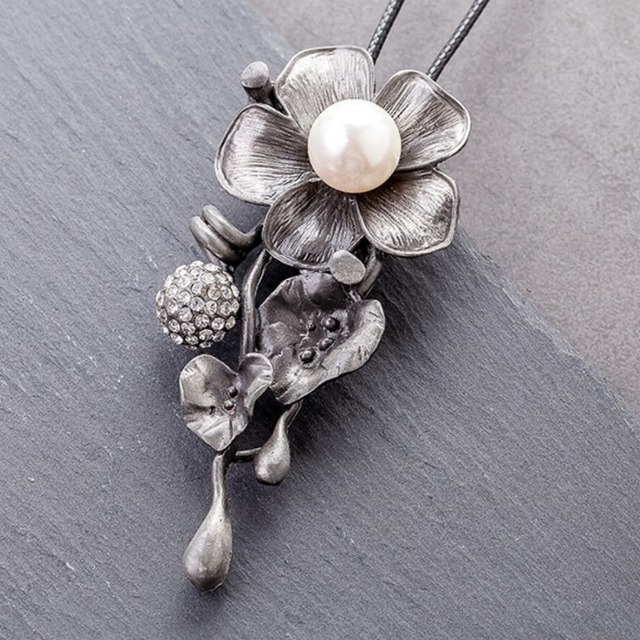 【TR0402】White Bead Flower Pendant