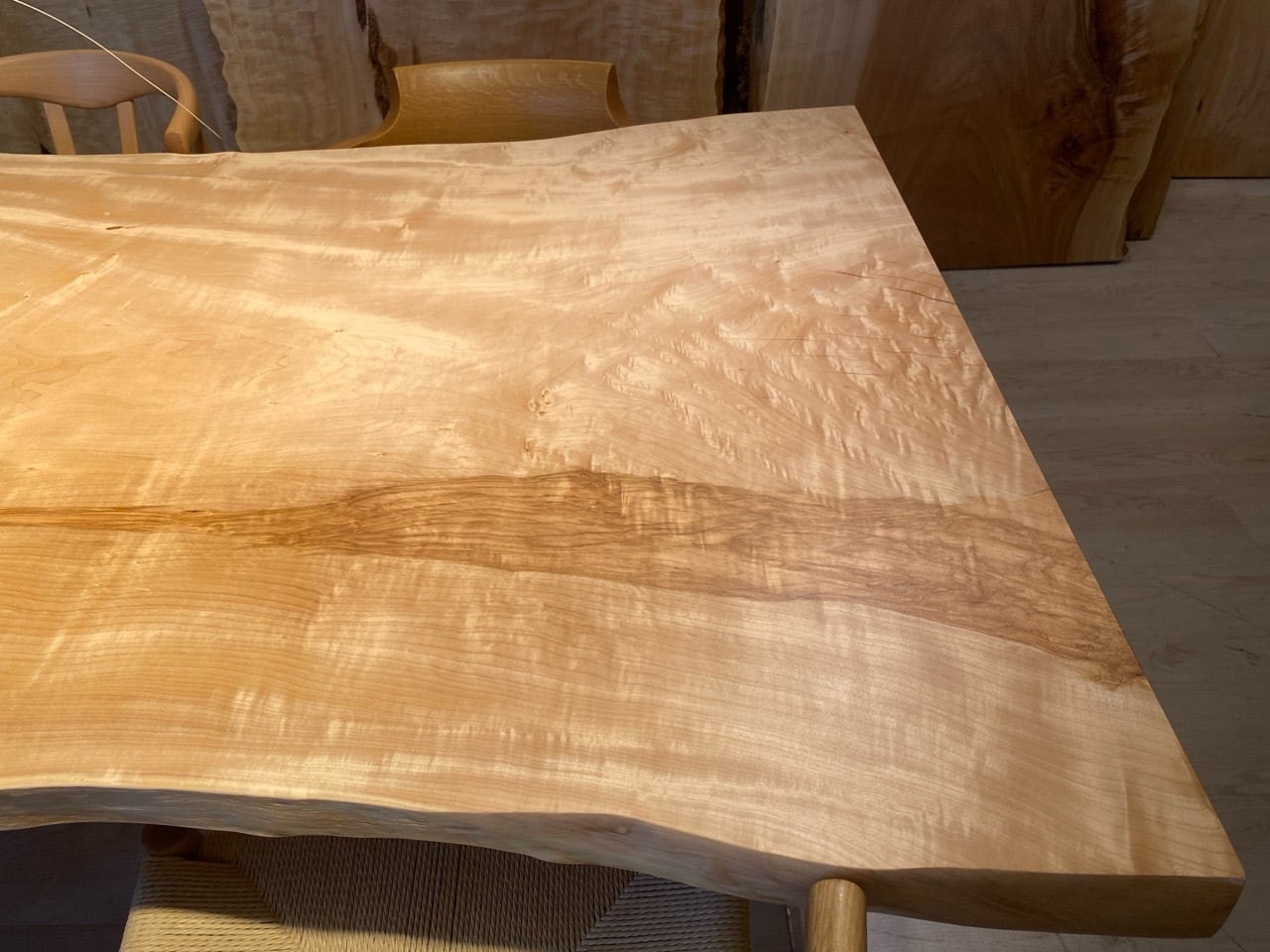 貴重なトチの木天板 Premium】栃（トチ）_2200×990-870×55_青山店_テーブル天板/一枚板
