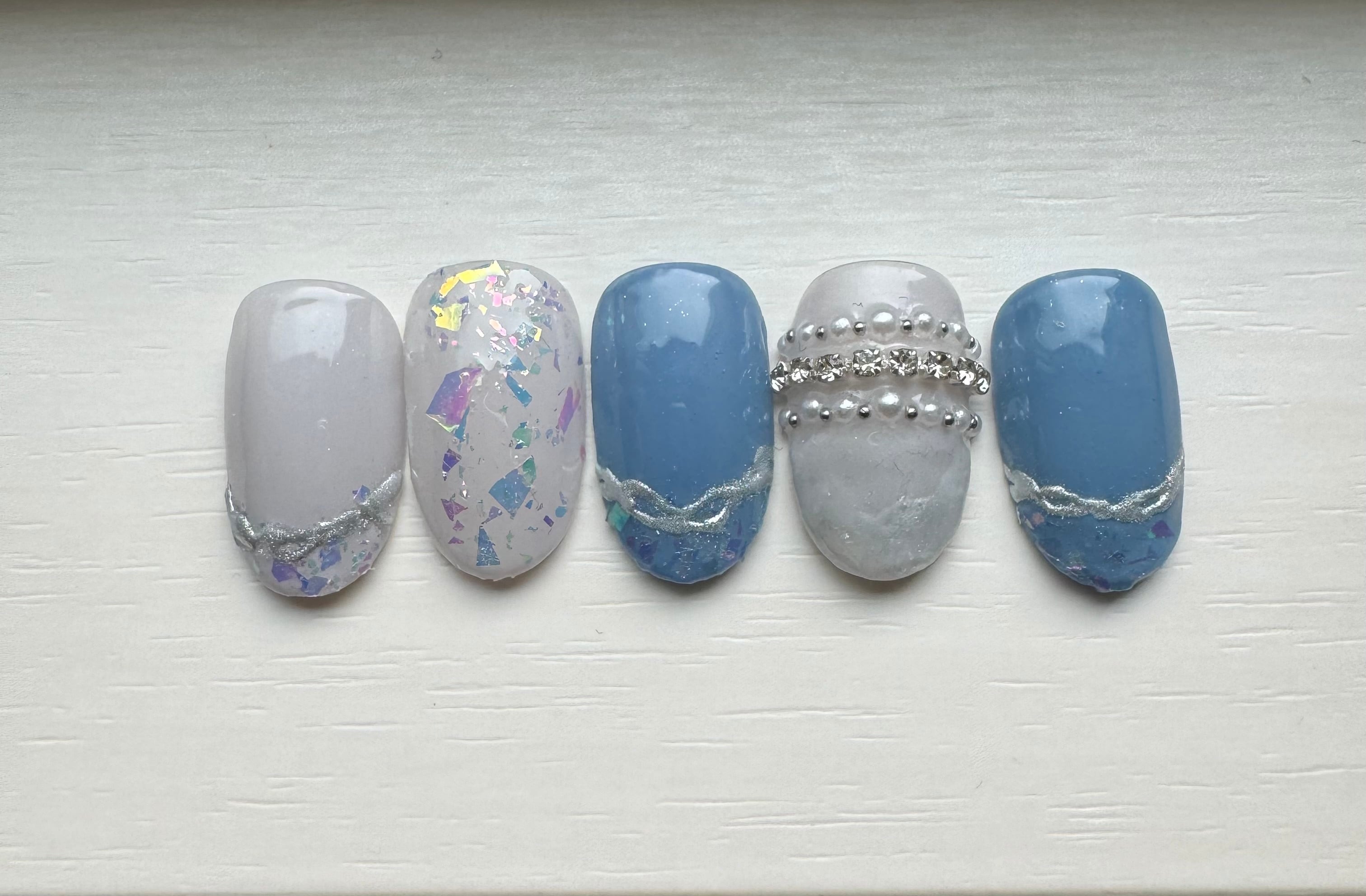 【オーダー】ネイルチップ　ネイビーホワイト韓国ワンホン　曲線うねうね　ニュアンス オーダー】ネイルチップ ネイビーホワイト韓国ワンホン 曲線うねうね