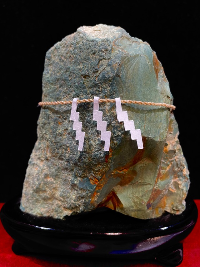 1) スーパー「御神体・出雲石」特大原石(台座・〆縄付き)