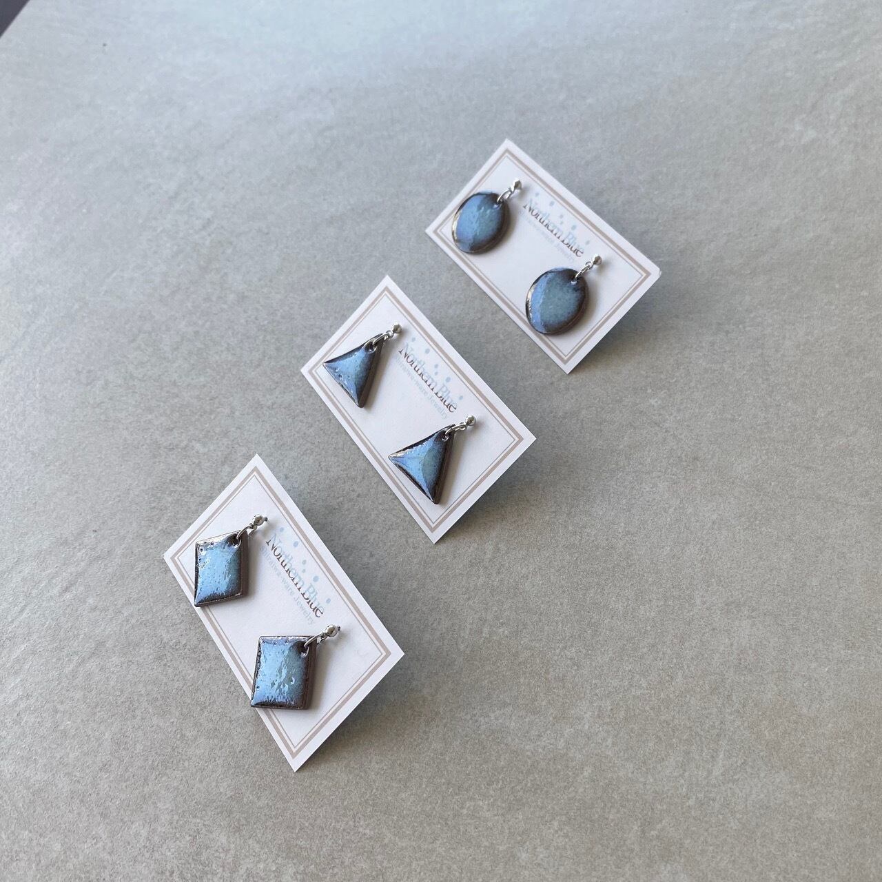ピアス M BLUE ゆれる