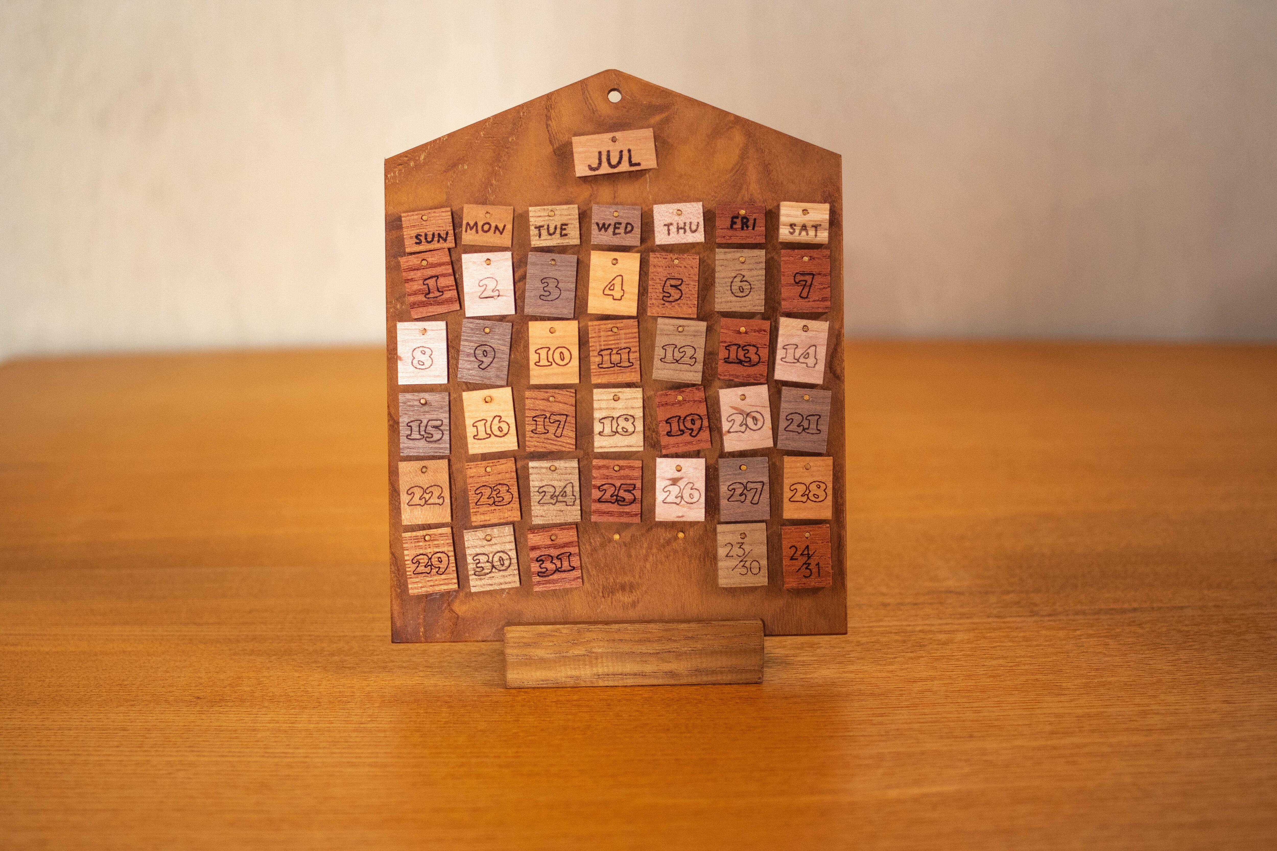 森の時と日々」木のぬくもりの万年カレンダー（吊り下げ式） 吊り下げ