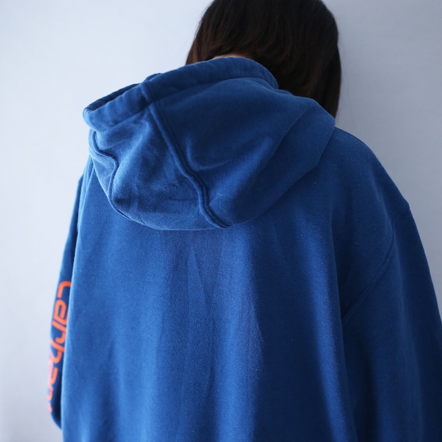 "Carhartt" sleeve logo printed over silhouette blue sweat parka