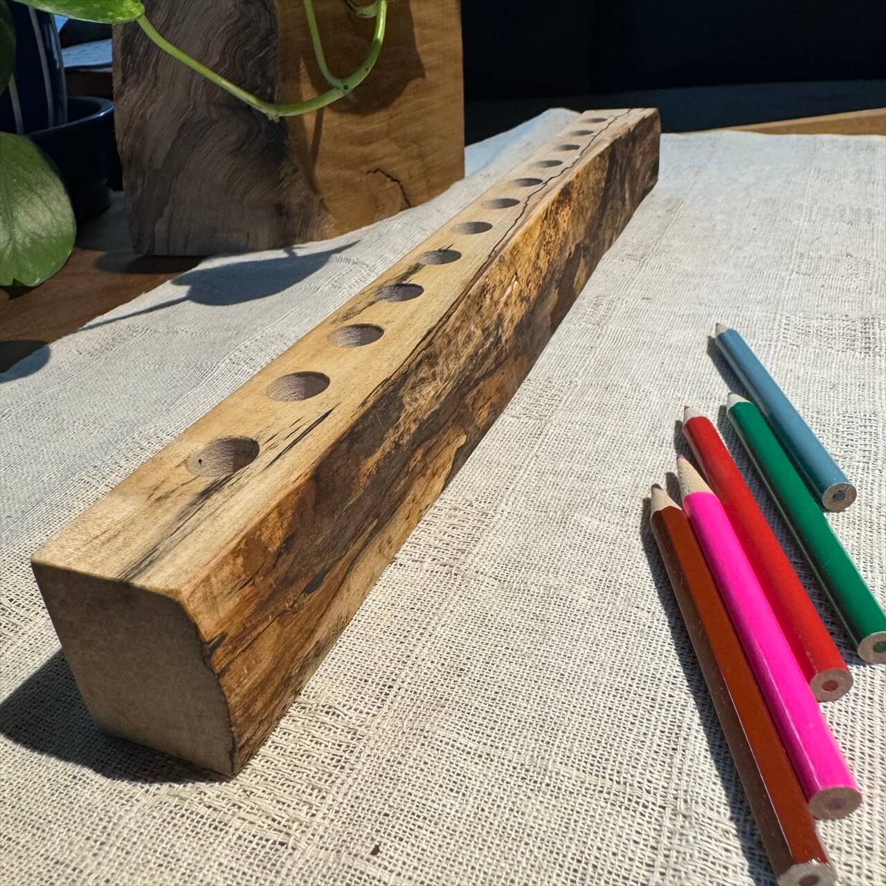 天然木の色鉛筆立て【岩手県産トチ】330×24~32×35㎜【12穴 12φ】 | 木