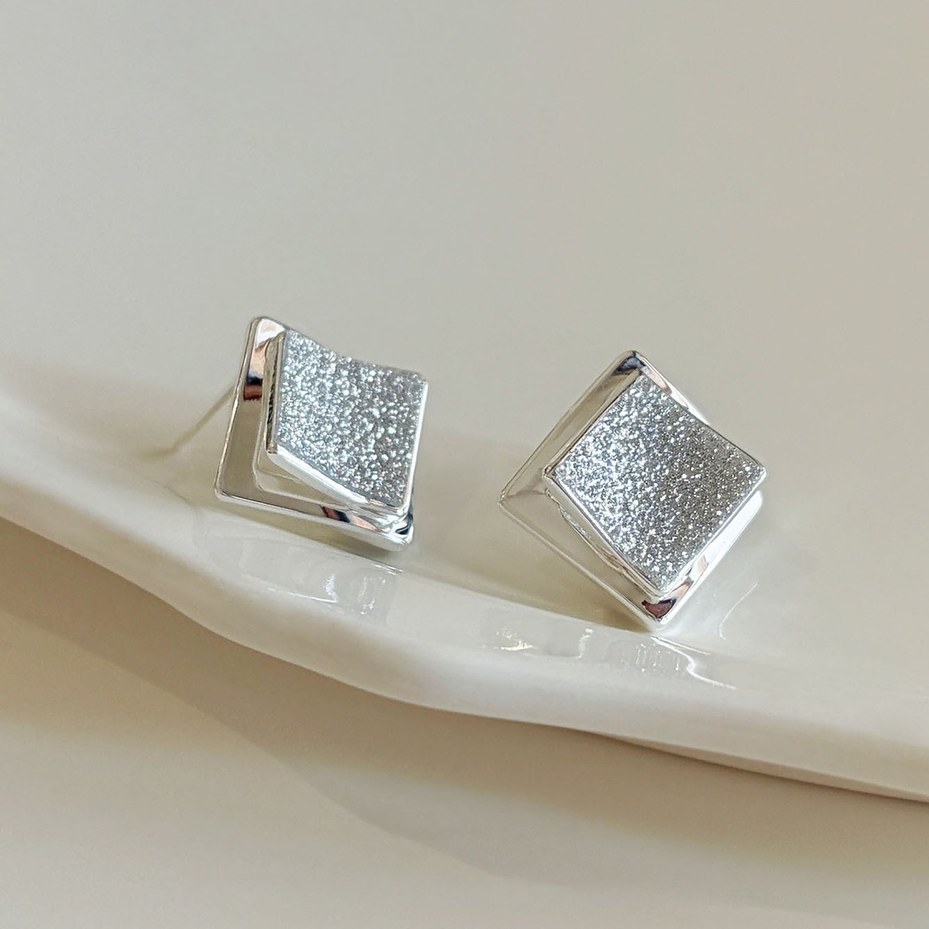 レイヤードスクエアグリッターピアス A3963