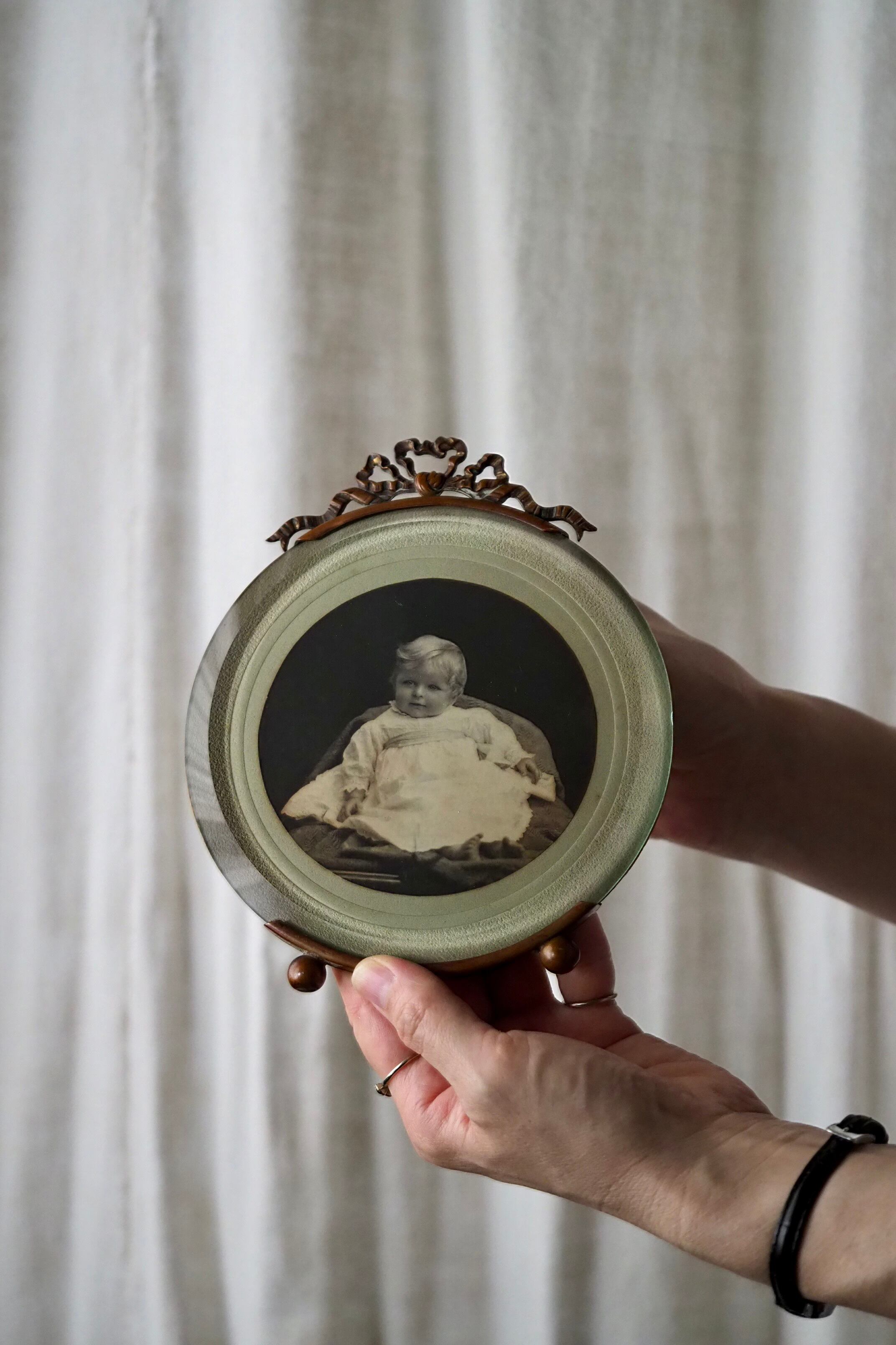 ラウンドのスタンドフォトフレーム-antique round photo frame