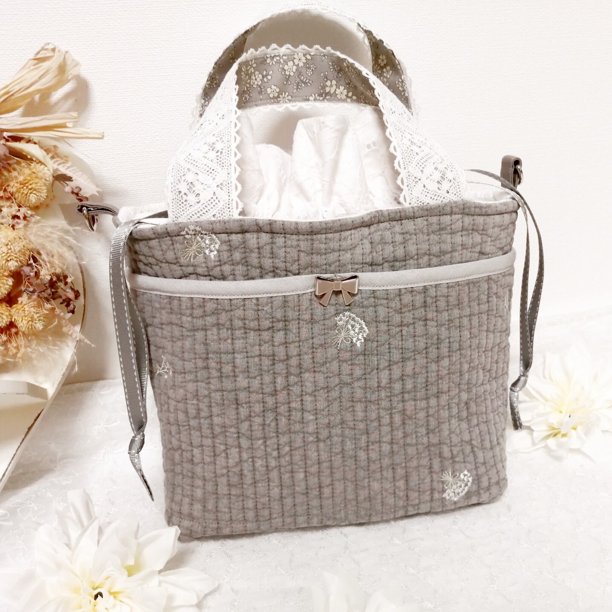 刺繍ヌビのおさんぽ巾着トート 爽やかグレー カスミソウの刺繍 ストラップ付き