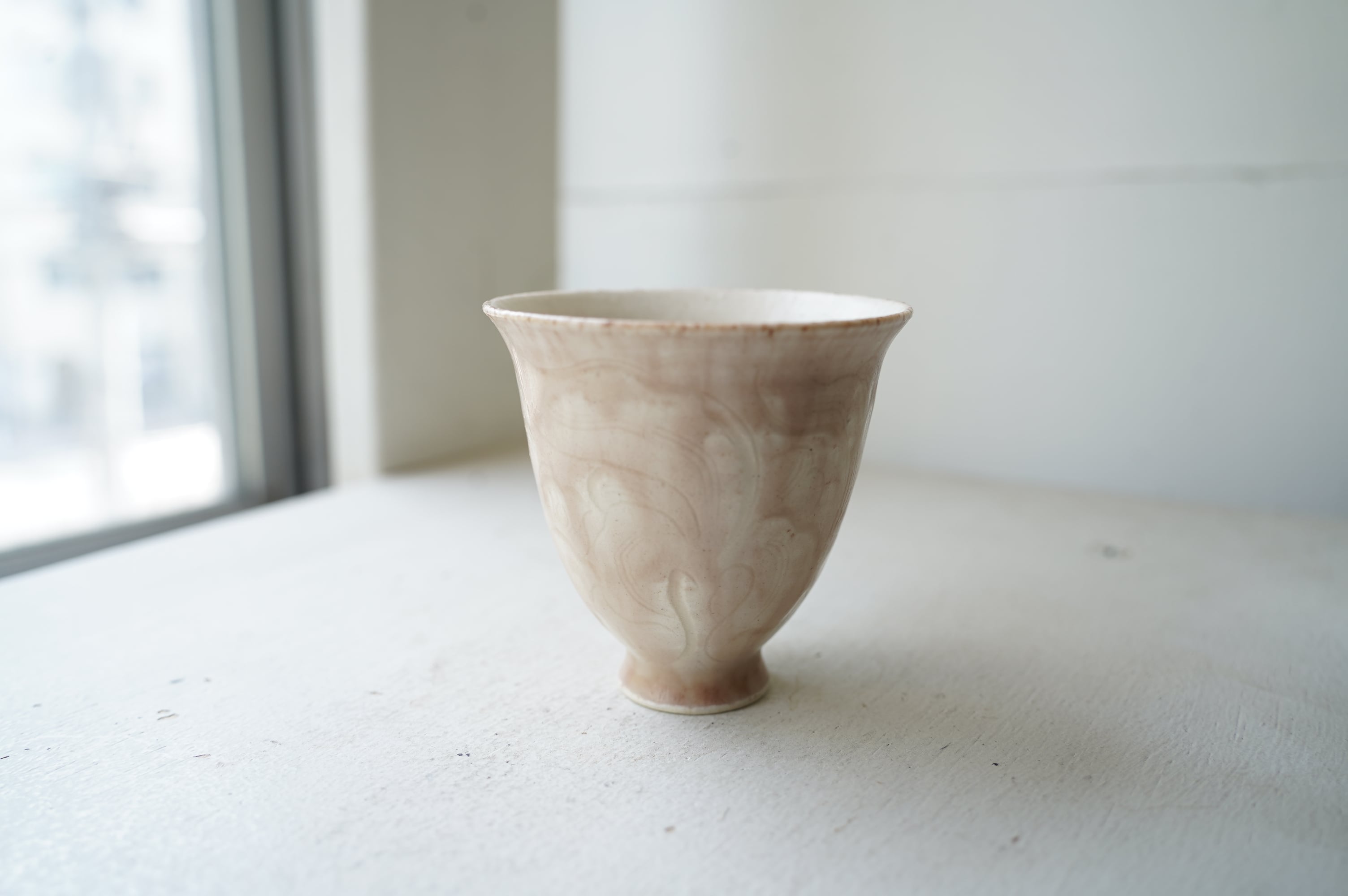 8 白瓷紅霞牡丹文盃 鈎一馬 Kazuma Magari