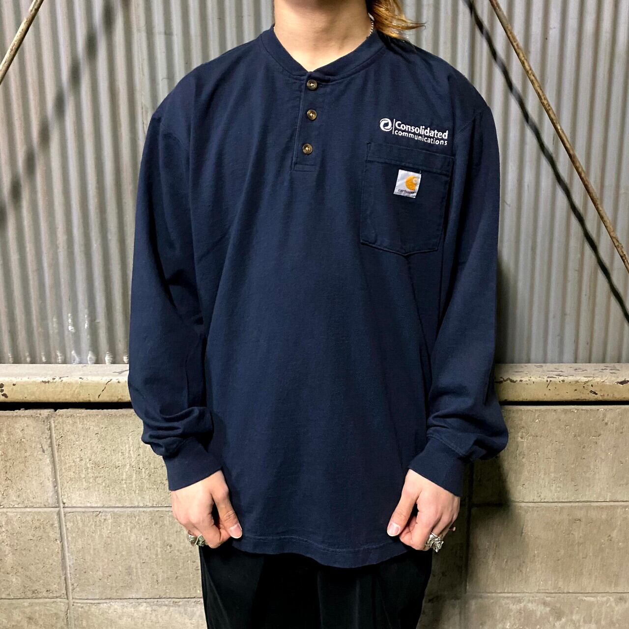 Carhartt カーハート ワンポイントロゴ 企業ロゴ刺繍 ヘンリーネック ロングTシャツ メンズM 古着 ポケット付き ロンT ネイビー  紺色【ロングＴシャツ】 | cave 古着屋【公式】古着通販サイト