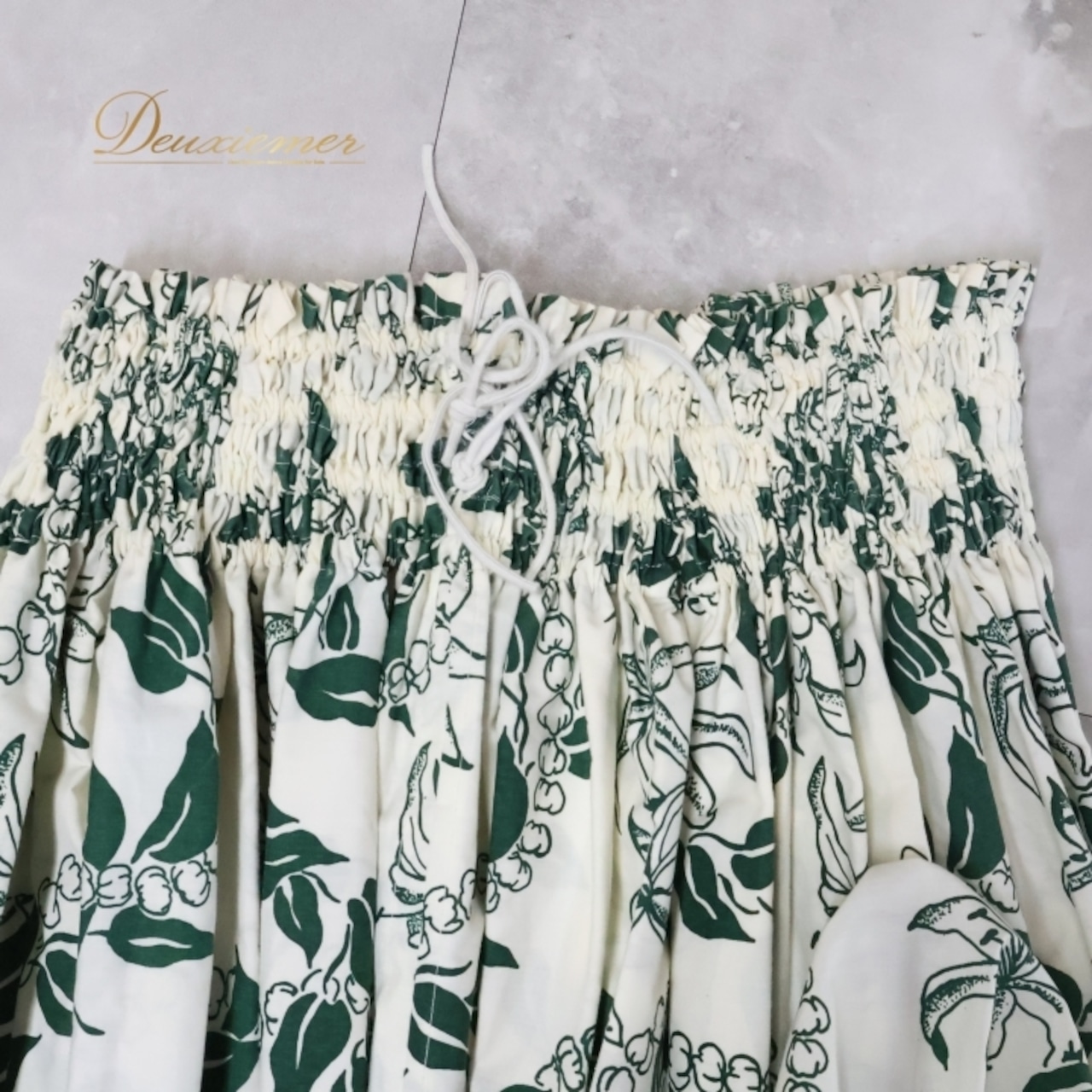 フラダンス 衣装 パウスカート ホワイト系 マカマカ MakaMaka ハワイアンプリント 花柄 植物柄 アロハ フラ ダンス レッスン 練習 シングル スカート フレア ふんわり グリーン系 白 緑 華やか かわいい おしゃれ 上品 大人っぽい フラダンス衣装 夏用 アロハ柄 ハワイアンリゾート おしゃれ着 エスニック カジュアル