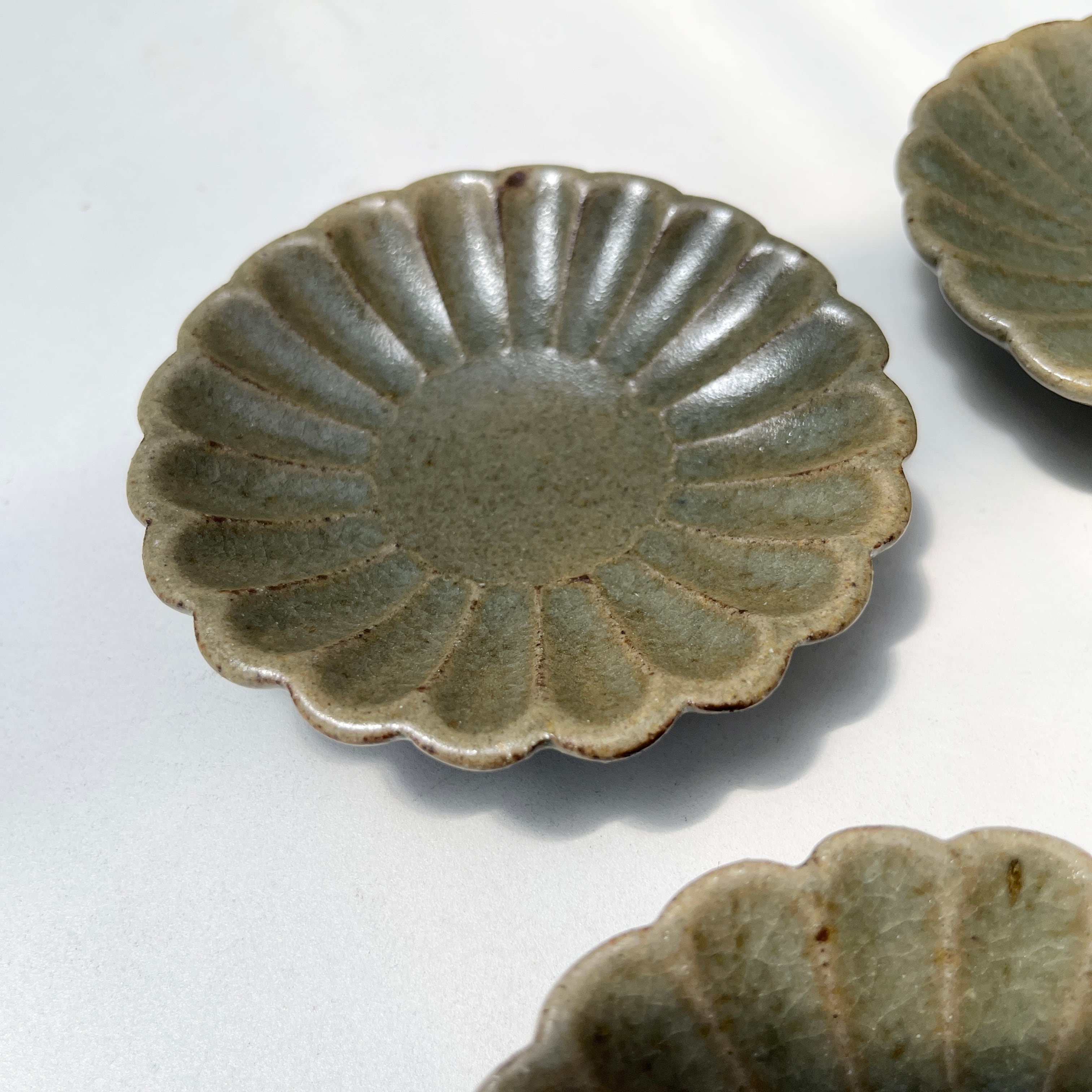 期間限定販売＞ 手島英則 松灰釉 シノギ皿 3号 豆皿 | ihana design