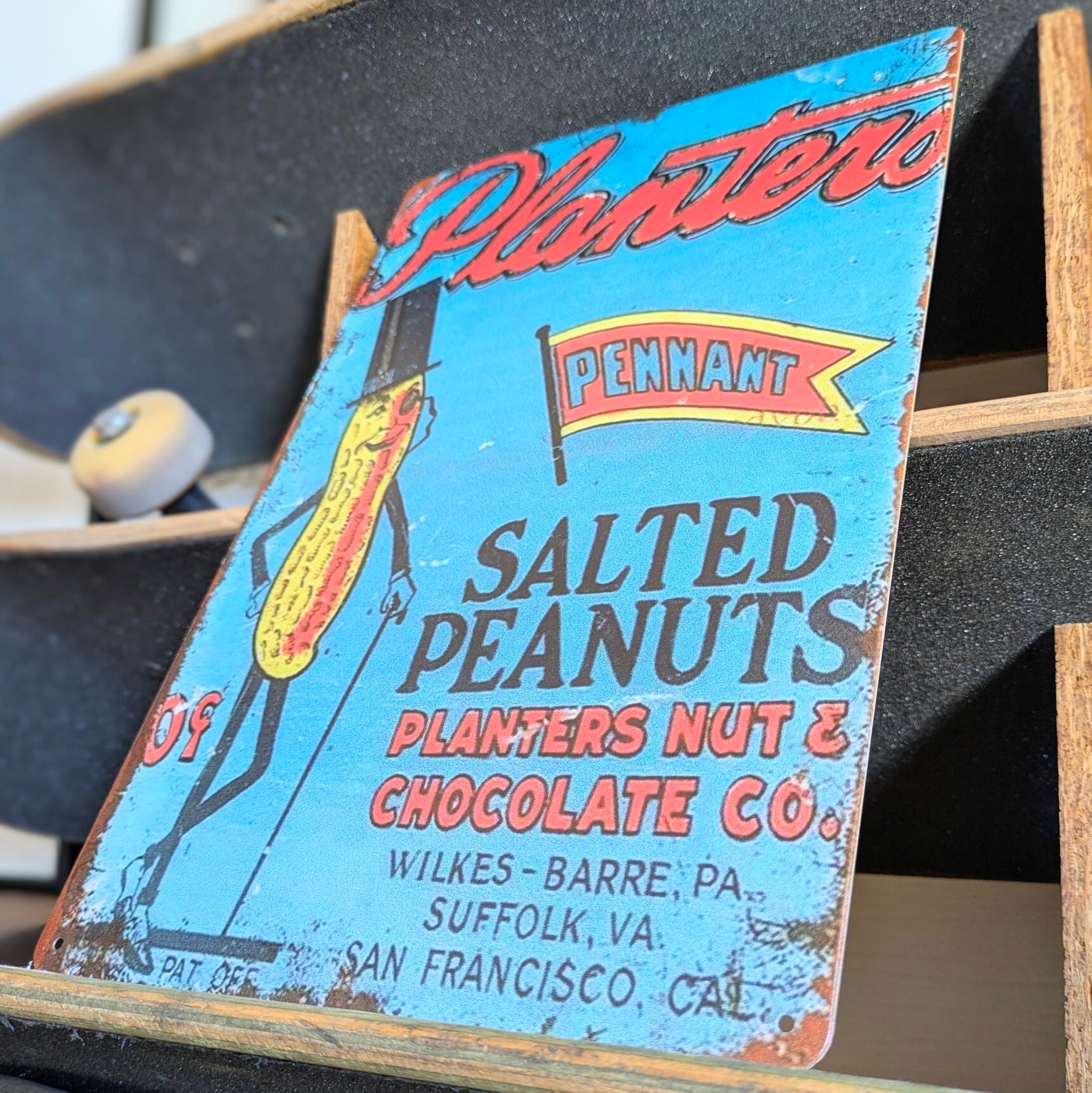 送料無料!ちょうどいいブリキ看板【 Mr.ピーナッツ / Planters 】 METAL SIGN / メタルサイン / ブリキ看板 / サインボード / ビンテージ加工 〚アメリカン雑貨 アメトイ〛