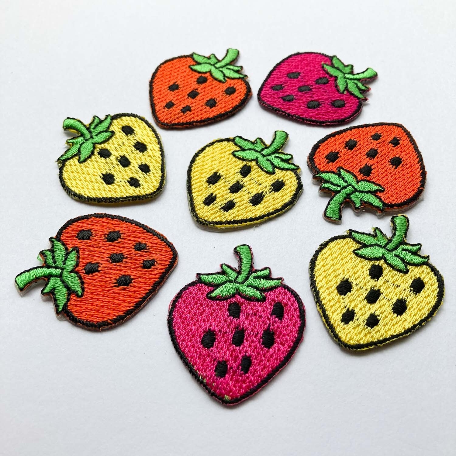 カラフルいちごのワッペン | Dua-アクセサリーパーツショップ