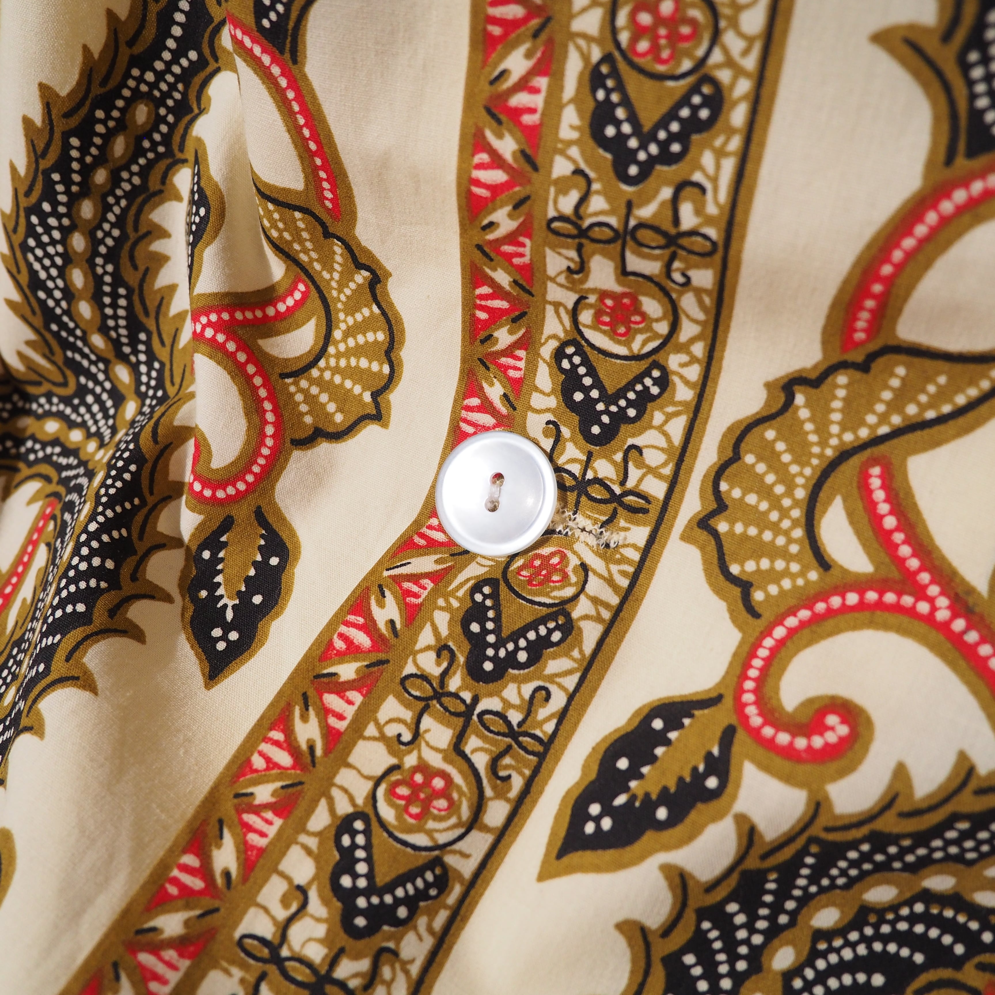 1970s ” 捻れ花 ” Beautiful Ethnic Flower all Over vintage Open collar shirt (made in Germany)