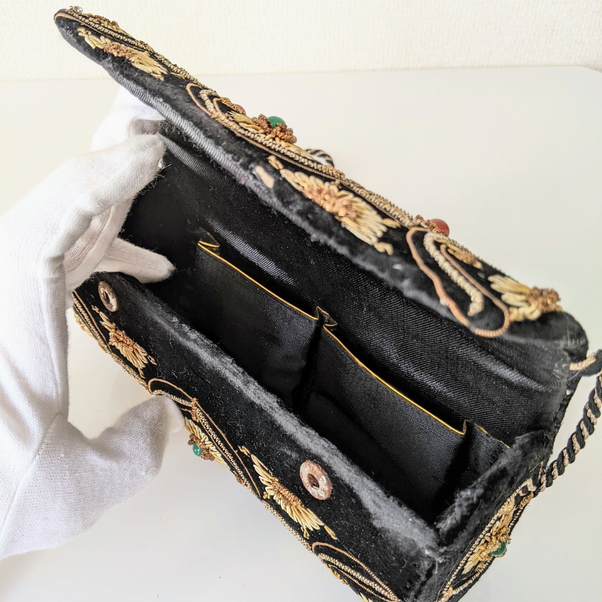 Vintage】インドザリ刺繍 ショルダーバッグ ビーズ刺繍 黒 Vintage】インドザリ刺繍 ショルダーバッグ ビーズ刺繍 黒