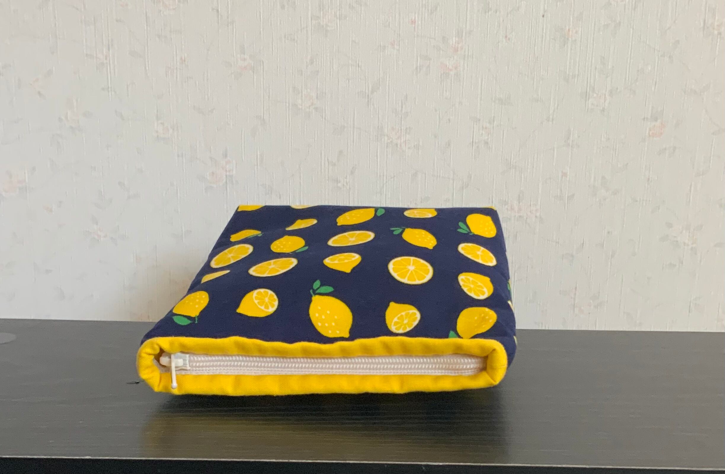 専用✳︎SALE✳︎ハンドメイド✳︎サニタリーケース　レモン柄　✳︎母made品✳︎ サニタリーポーチちょっと大きめ(レモン） | よつ葵 ハンドメイドのお店