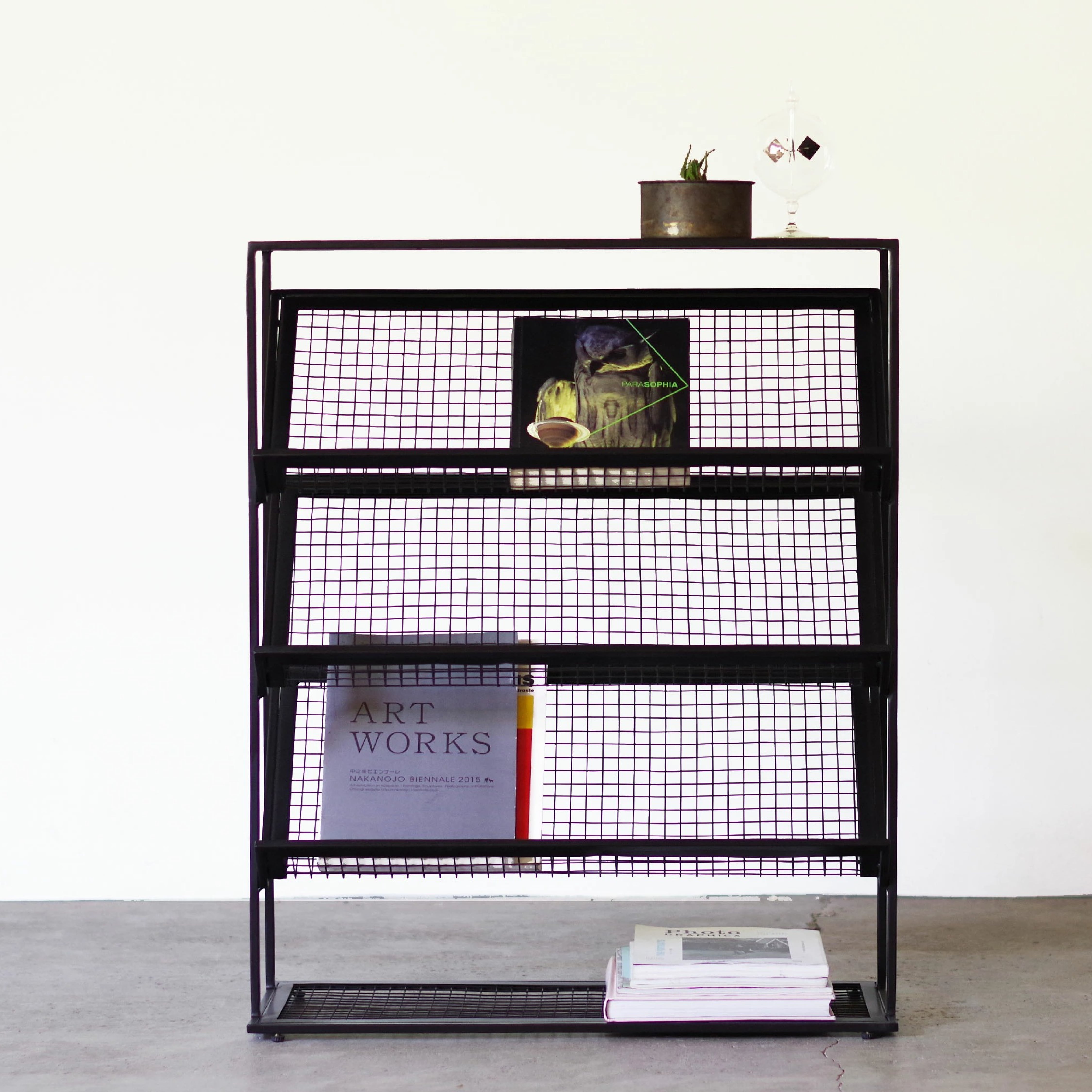 IRON DISPLAY MAGAZINE RACK