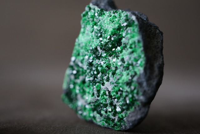 ウバロバイト・ガーネット Uvarovite Garnet 942