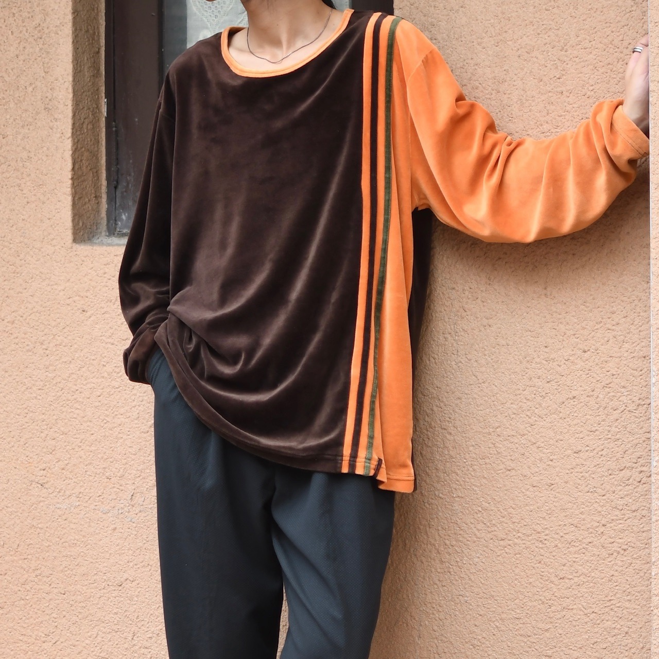 switching design velour long sleeve tee