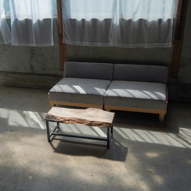 楓の一枚板テーブル シンプルかつコンパクトサイズ