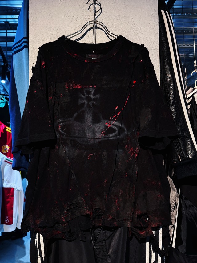 "vivid notes"The Anarchist's Layered Orbit black T-shirt