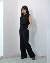 FOURAM - BACK SATIN JUMPSUIT ：BLACK｜バックサテン／ジャンプスーツ／トリアセテート混／オールブラック／ワンピースライク