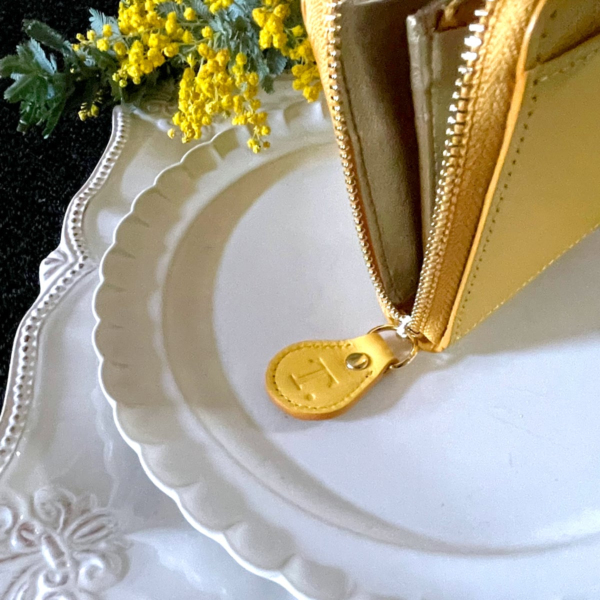 革のミモザ色チョコ長財布（金の包み紙） | キッサ・ティールームス