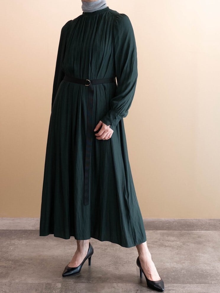 サテンギャザーワンピース(ダークグリーン) | IKITSUKE
