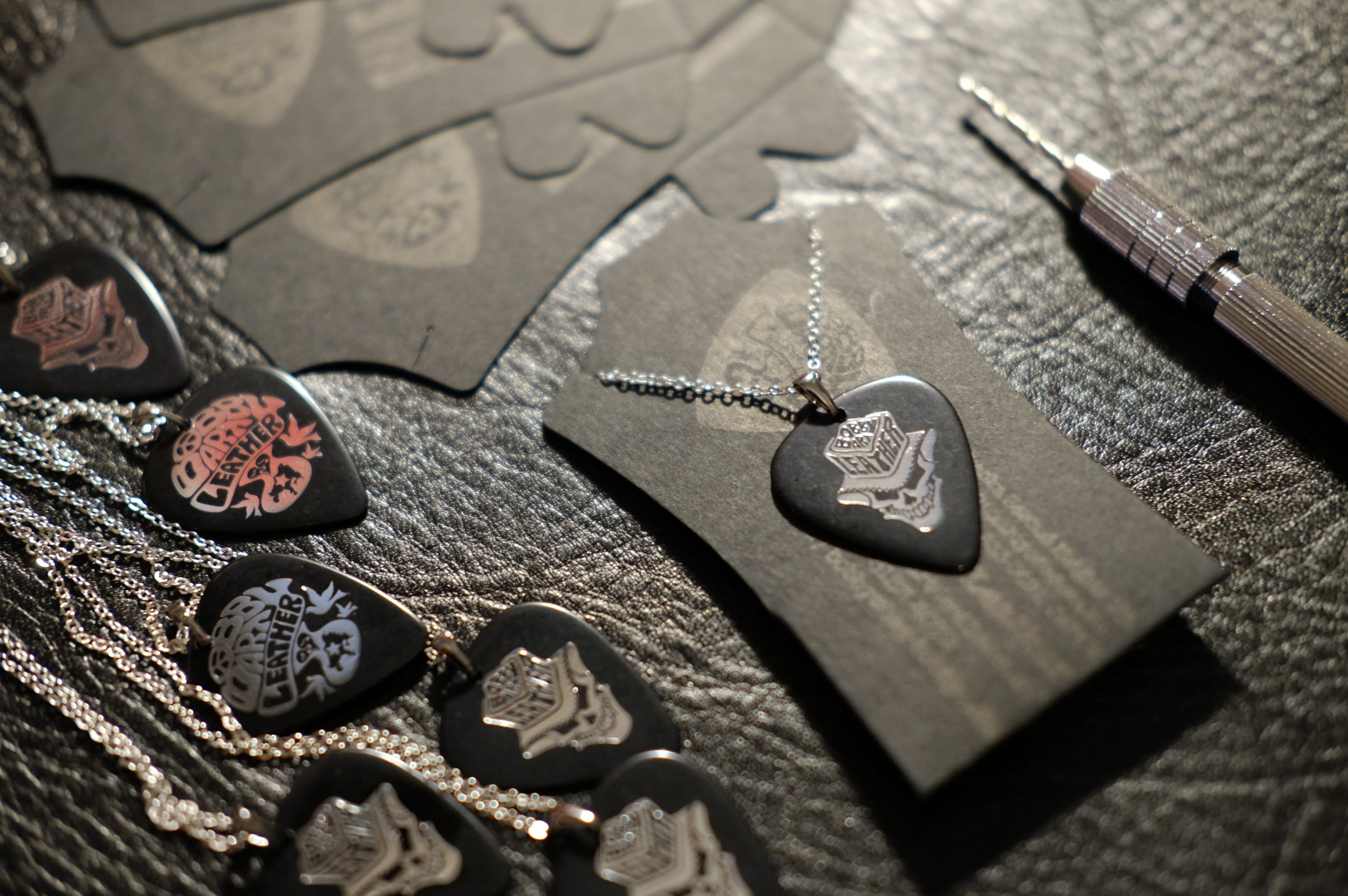 Bobby Art Leatherオリジナルロゴマークギターピックペンダント