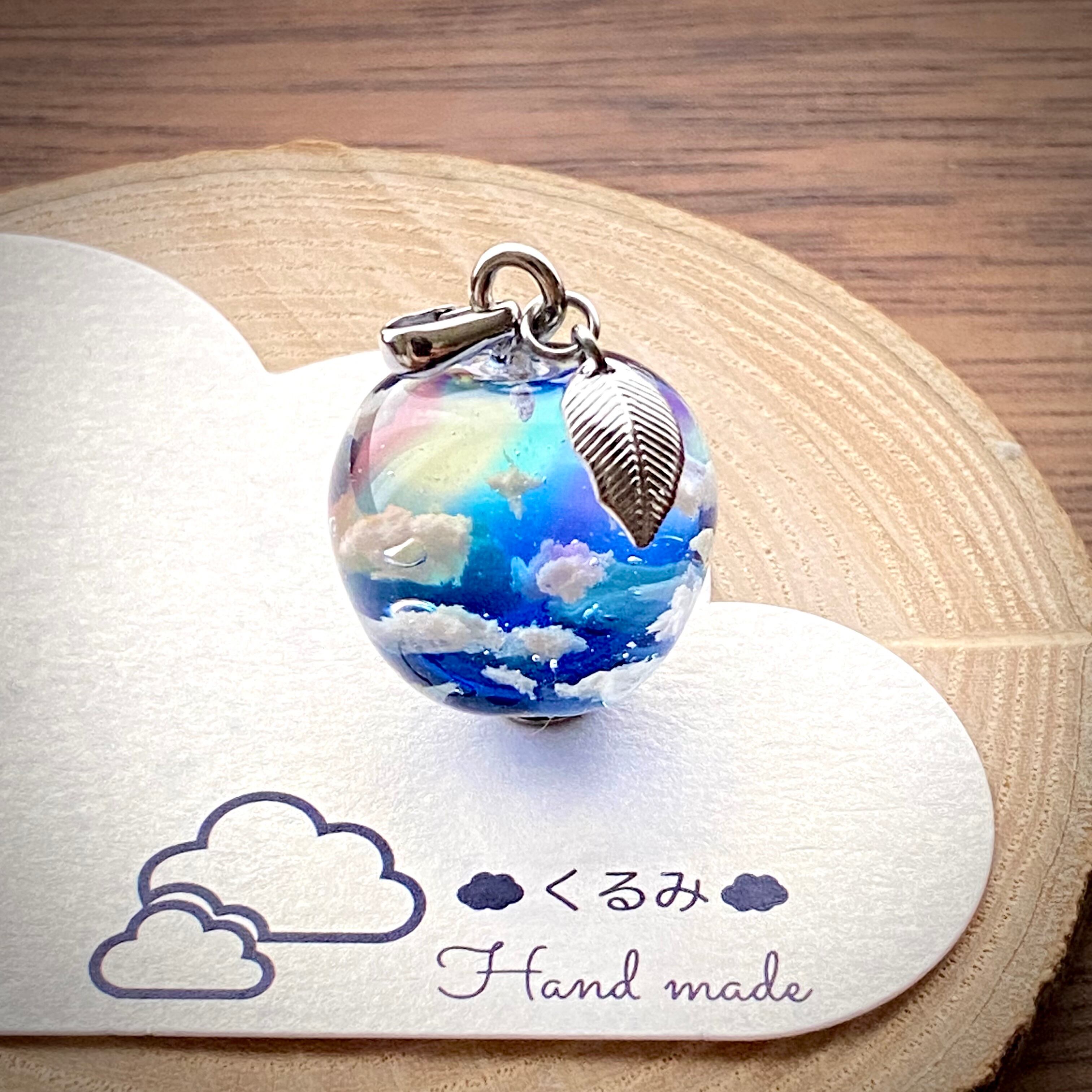 空&雲ペンダント りんご型 青空にかかる虹 B
