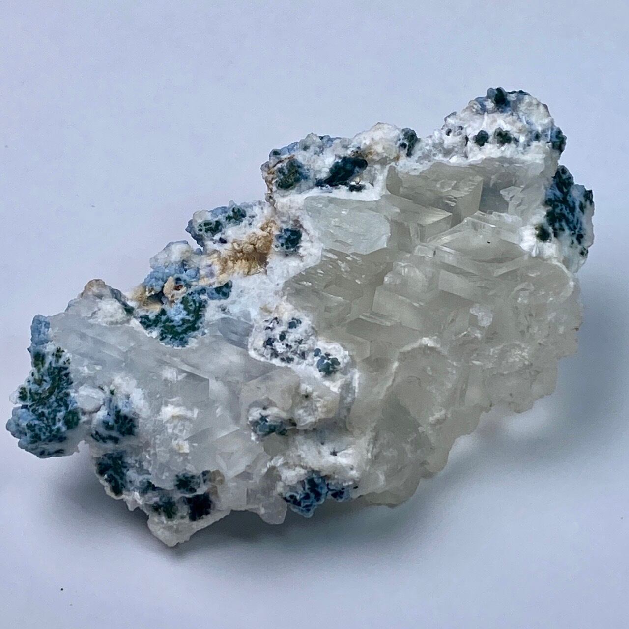 カルサイト共生ブルーカルセドニーのクラスター Blue chalcedony