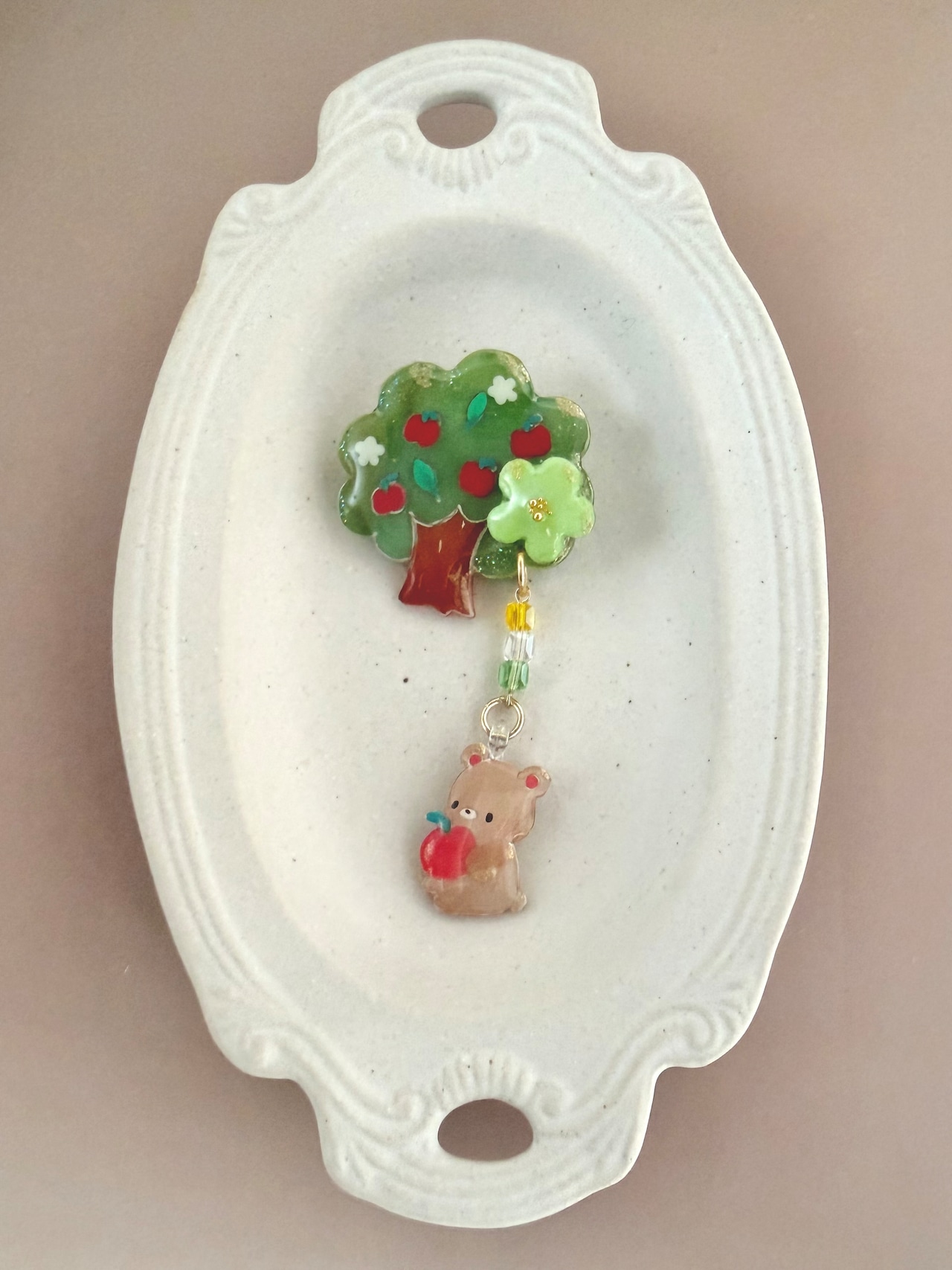 ブローチ「ゆらゆら♪くまちゃんとりんごの木」ゆらゆらブローチ