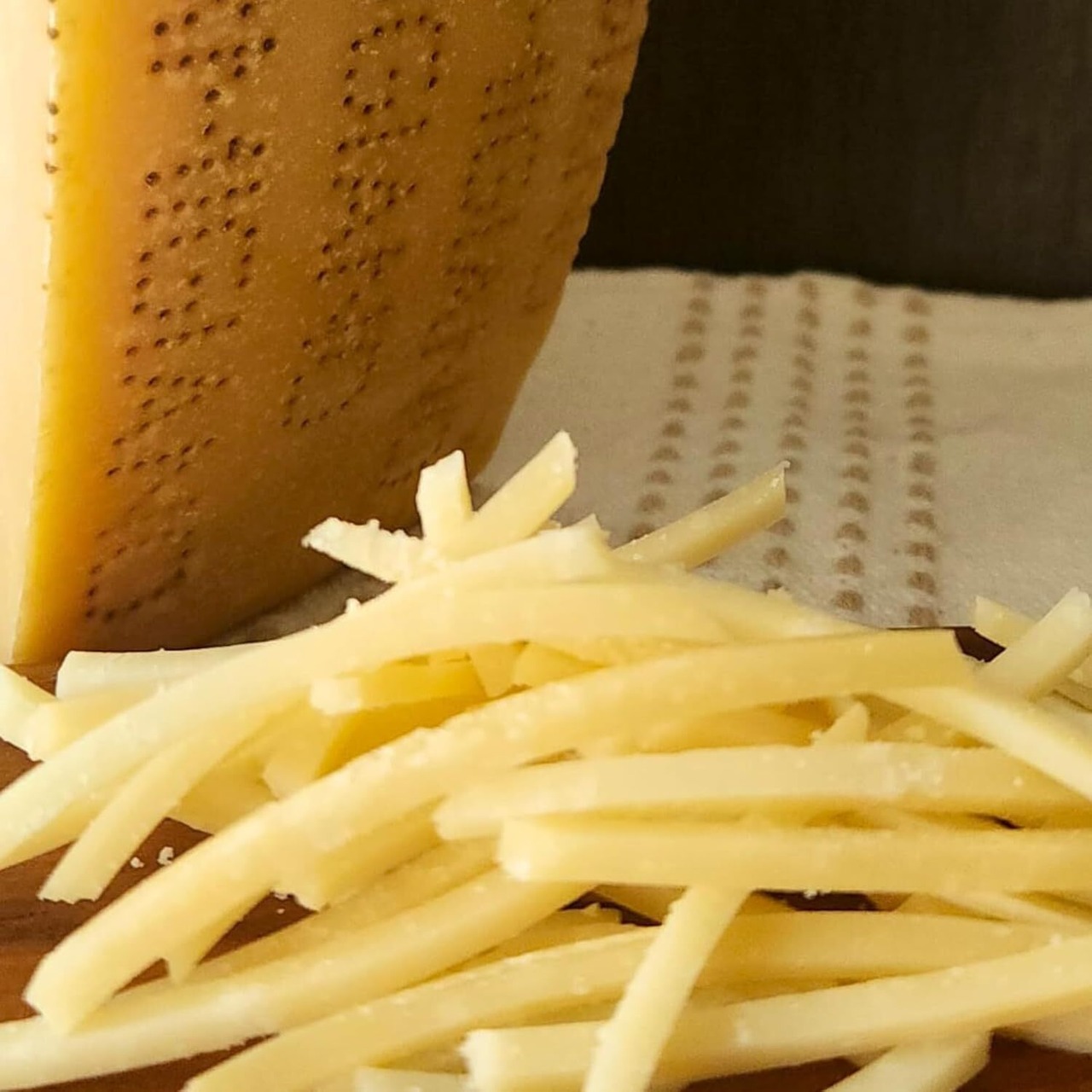 イタリア産 パルミジャーノ レッジャーノ DOP 熟成24ヶ月 フレッシュ シュレッドタイプ セルロース不使用 – ナチュラルで本格的な味わい Italian Parmigiano Reggiano DOP – Aged 24 Months Fresh Shredded Type – No Cellulose – Natural and Authentic Flavor (150g)